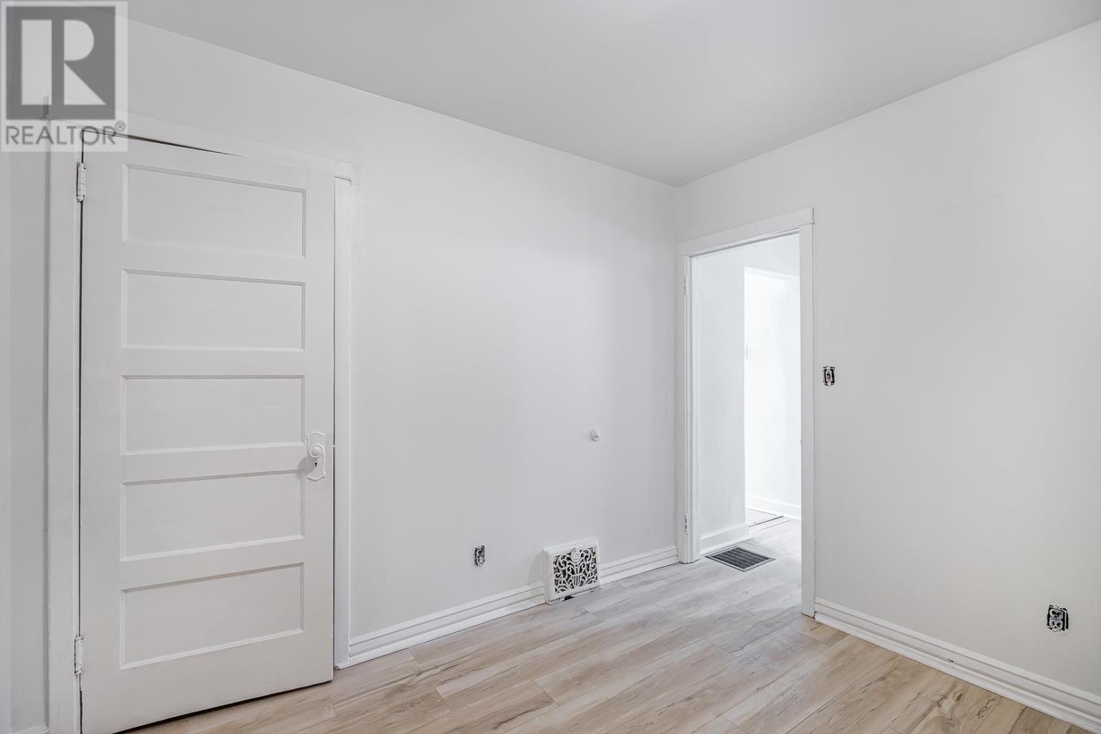 340 Wellington ST - 12