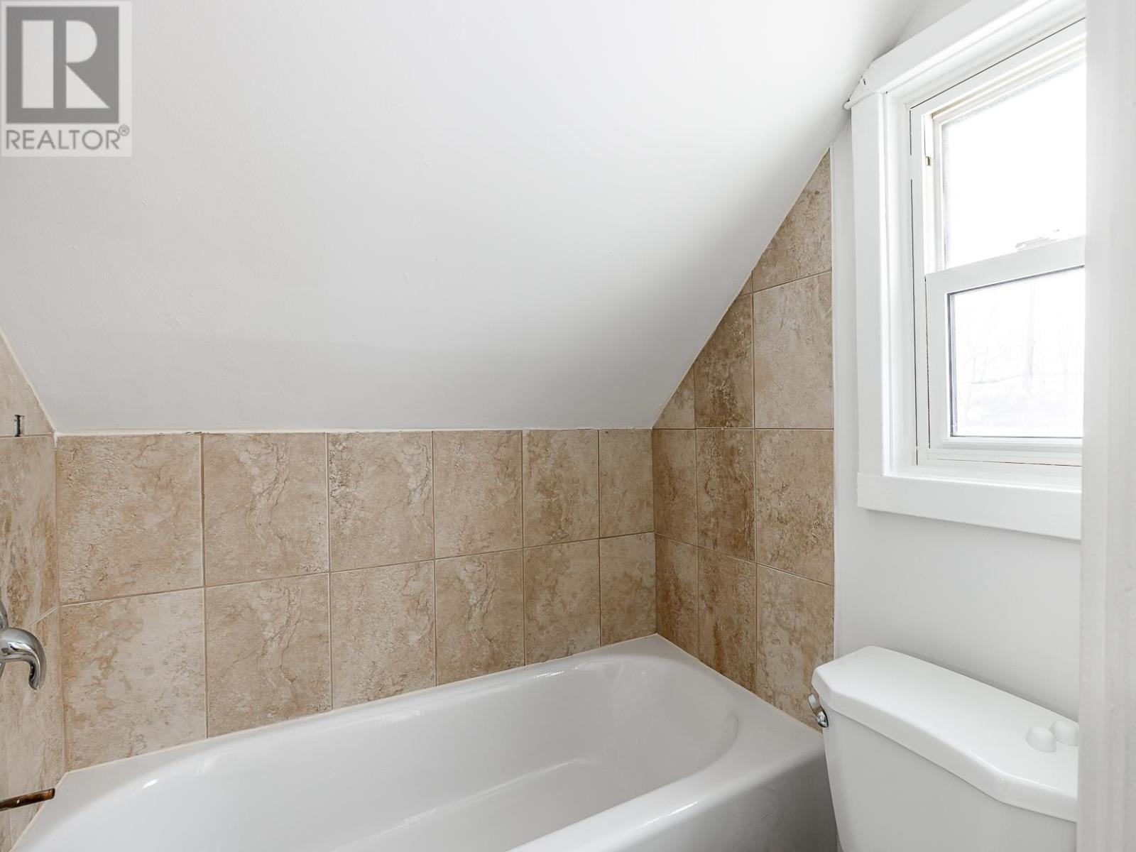 340 Wellington ST - 17