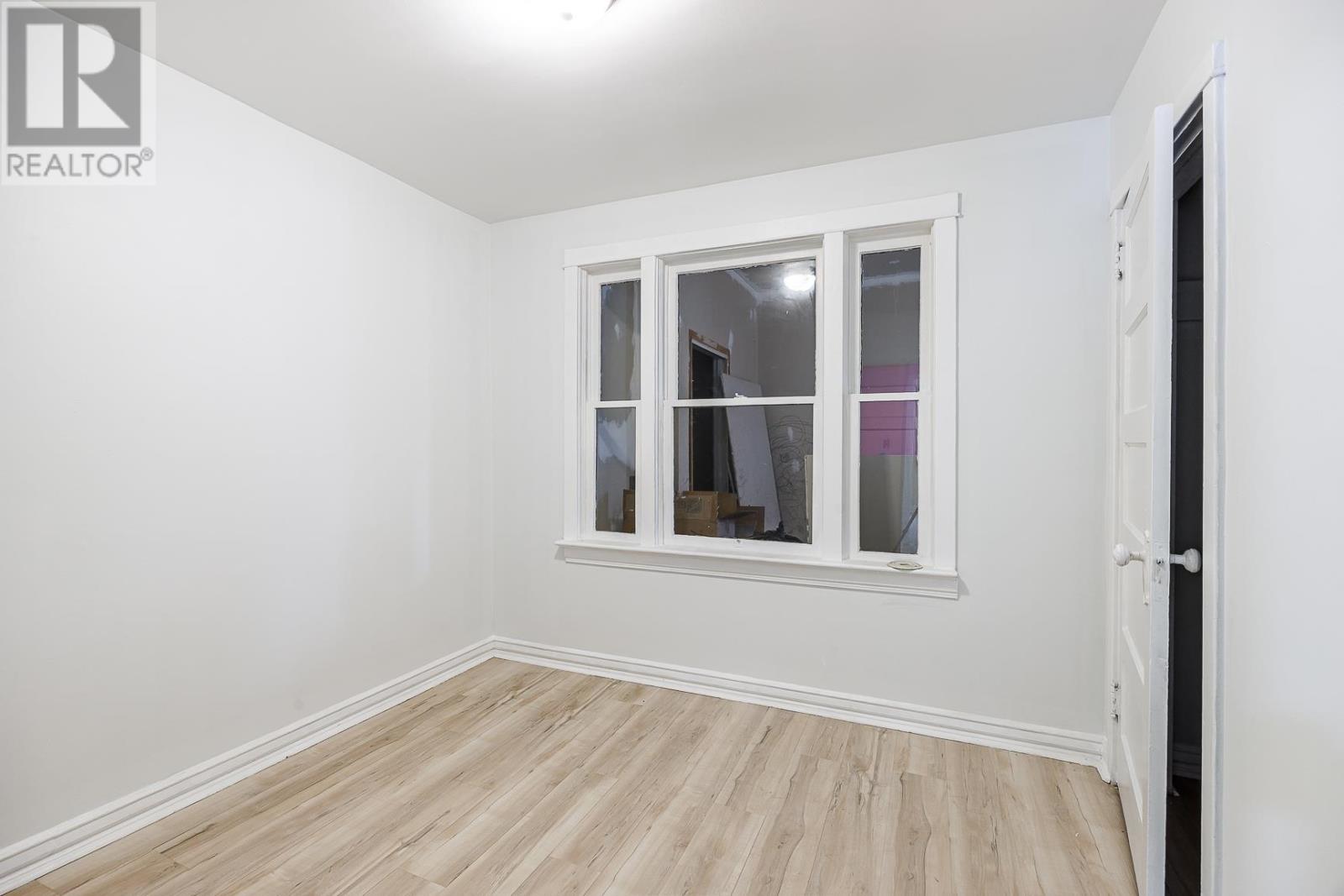 340 Wellington ST - 11