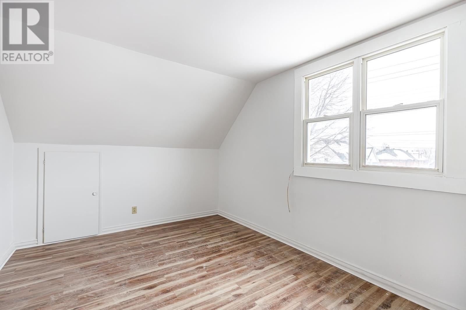 340 Wellington ST - 21