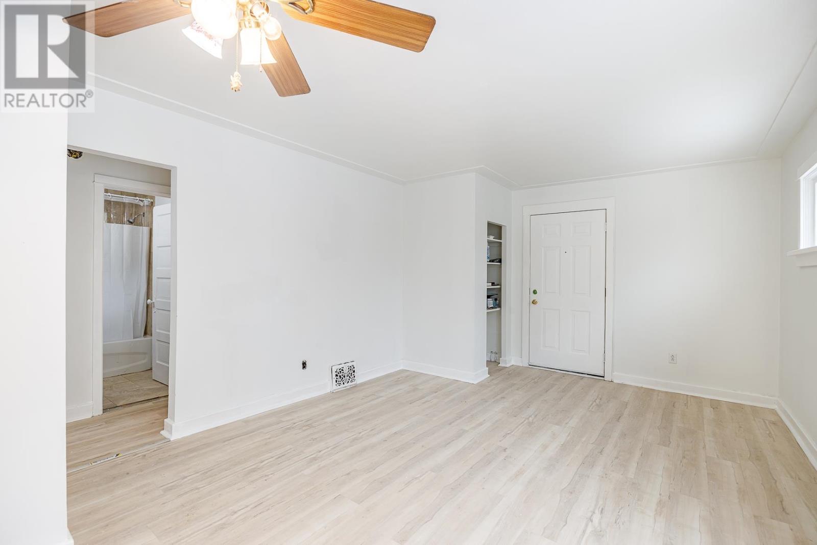340 Wellington ST - 4