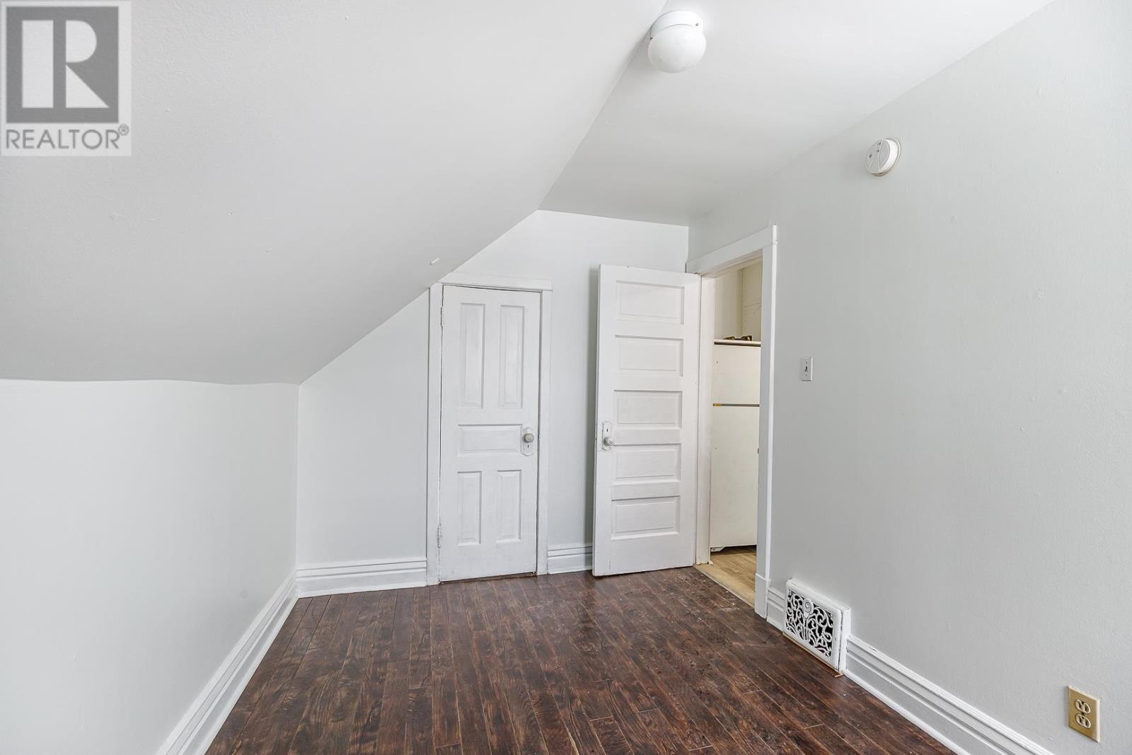 340 Wellington ST - 19