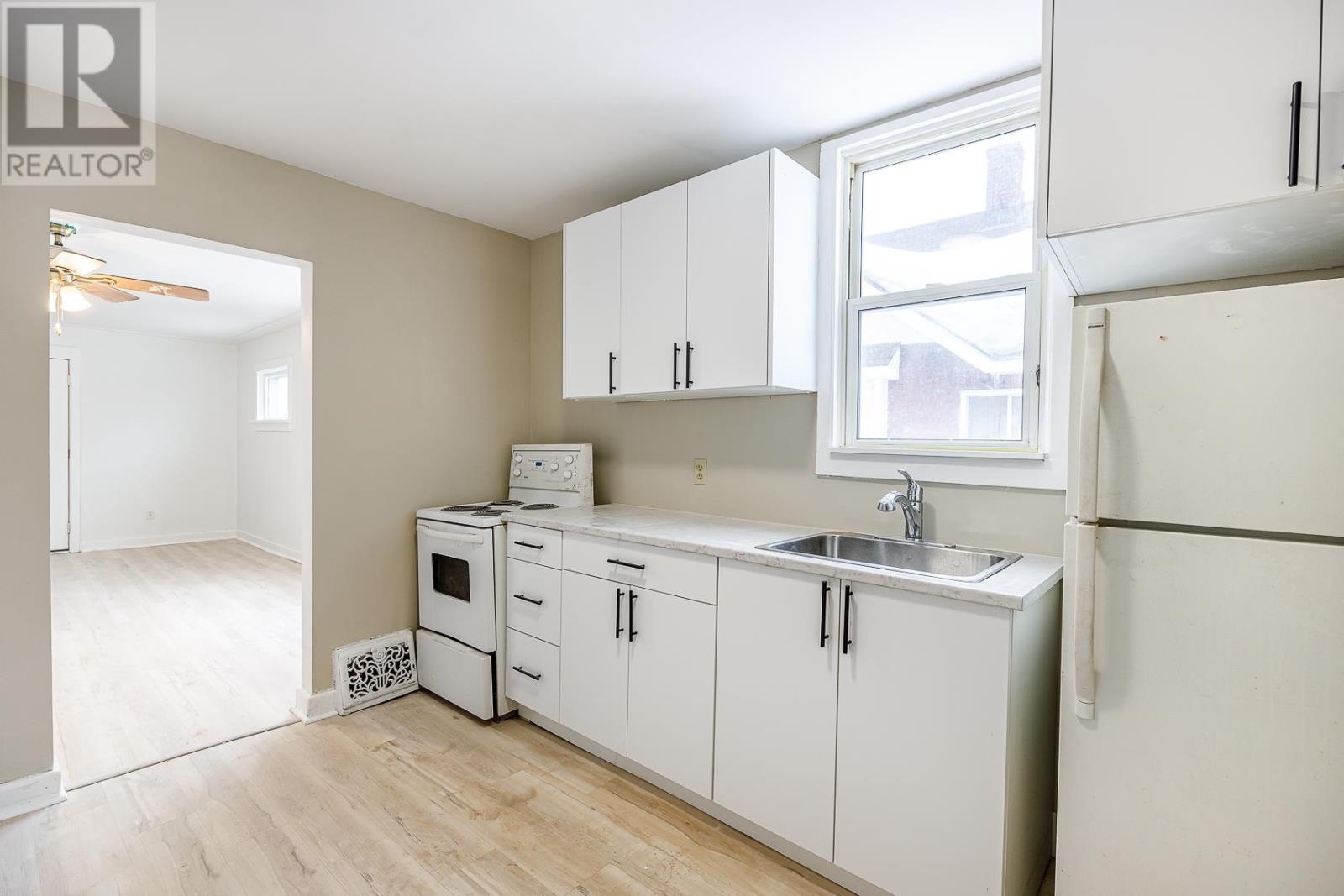 340 Wellington ST - 6
