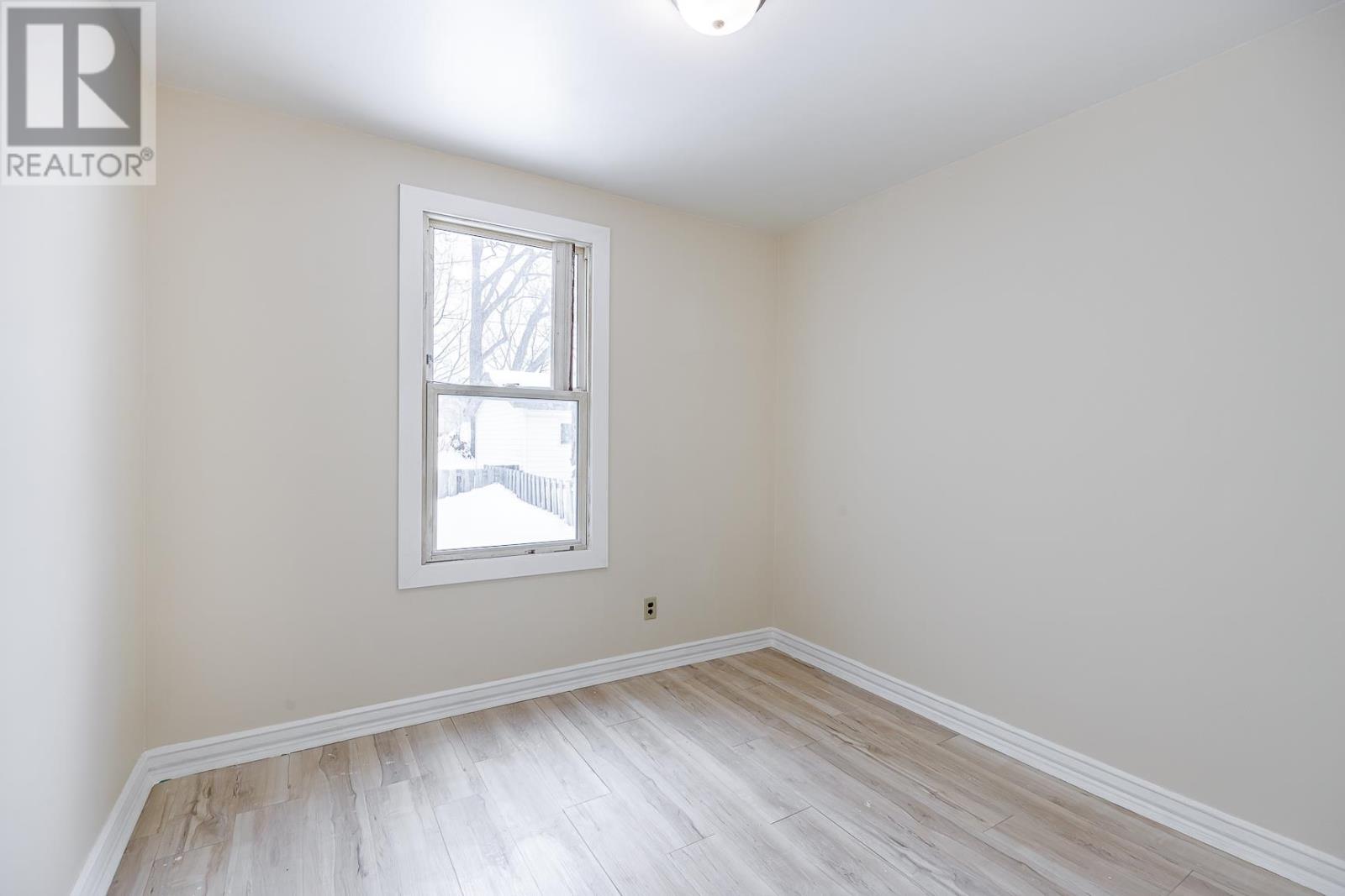 340 Wellington ST - 8