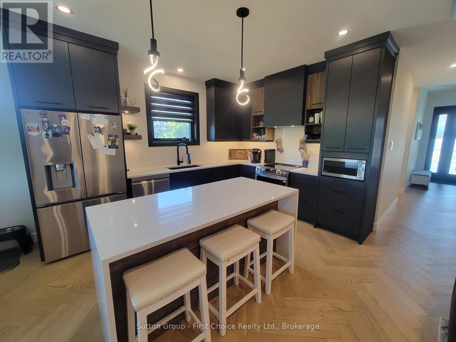 128 ROWE AVENUE - 10