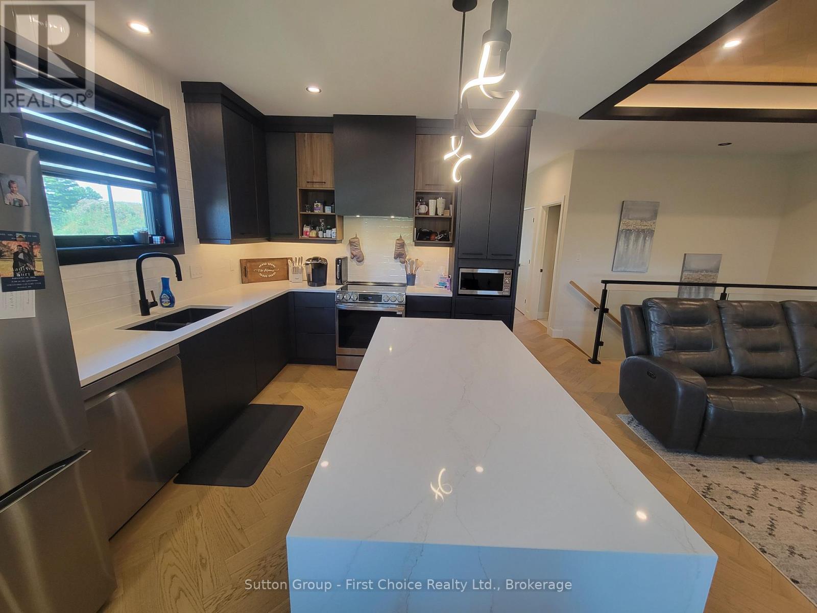 128 ROWE AVENUE - 11