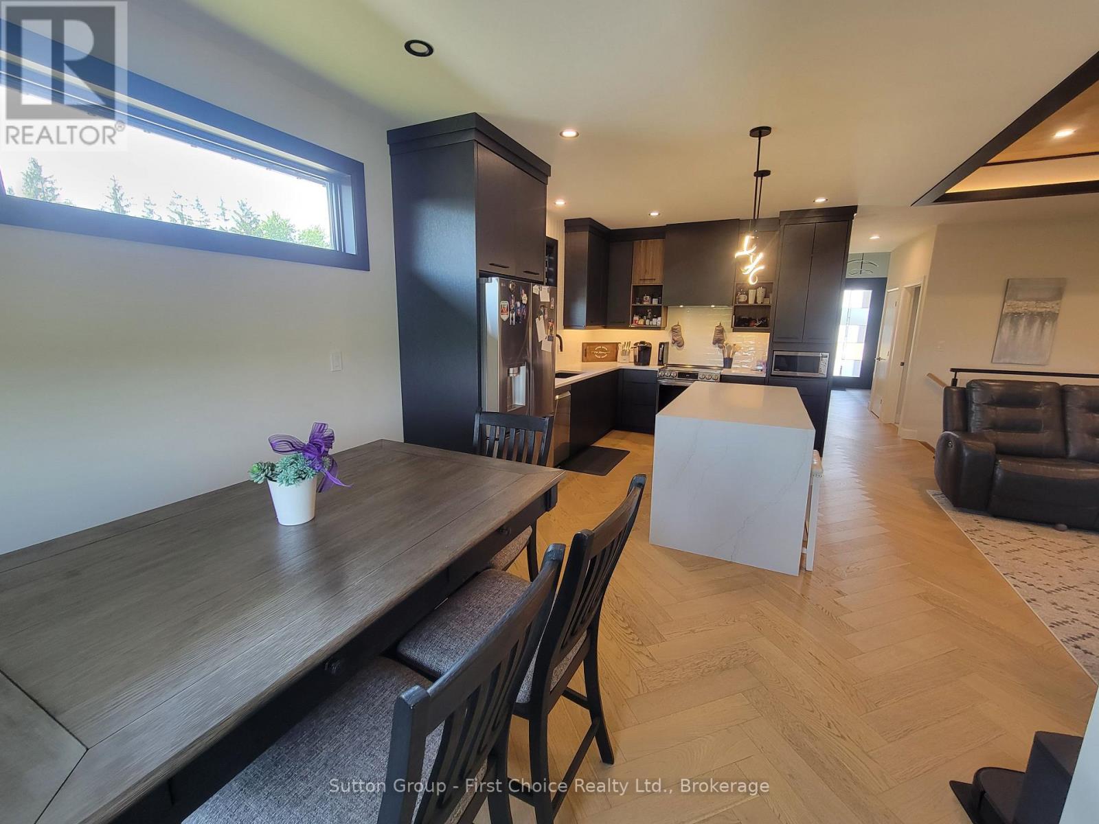 128 ROWE AVENUE - 15