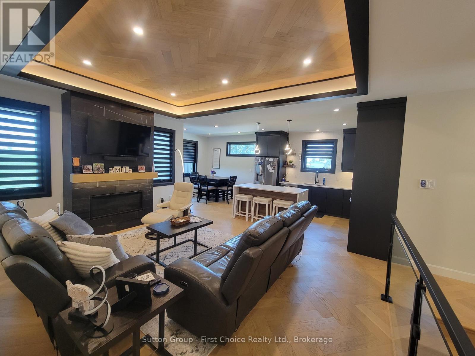 128 ROWE AVENUE - 17