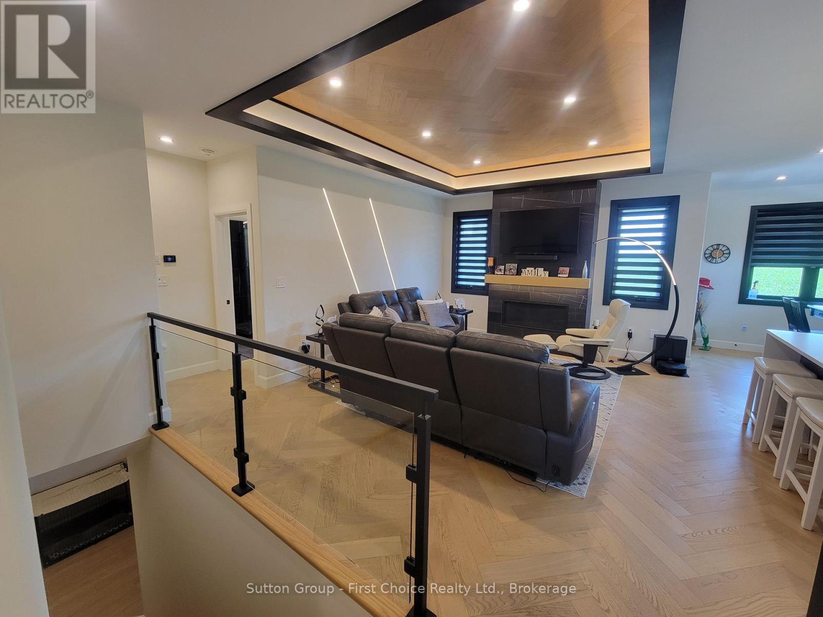 128 ROWE AVENUE - 18