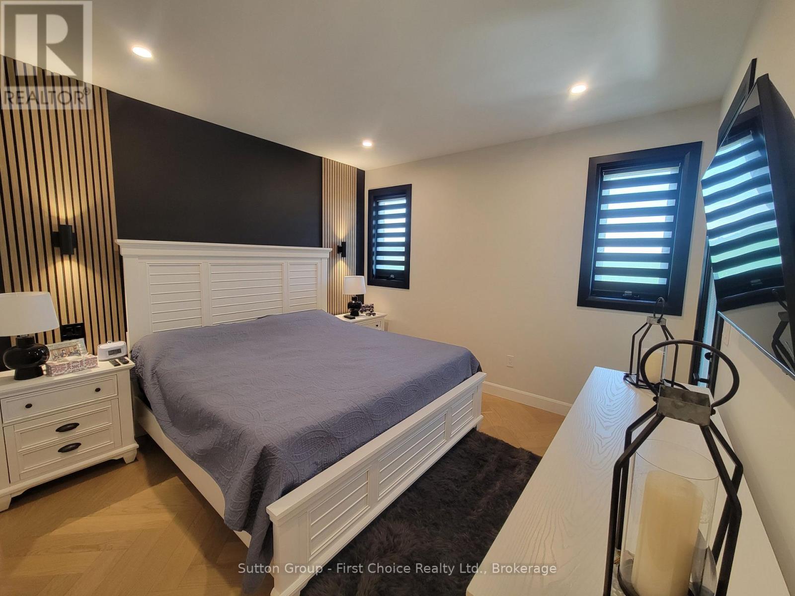 128 ROWE AVENUE - 19