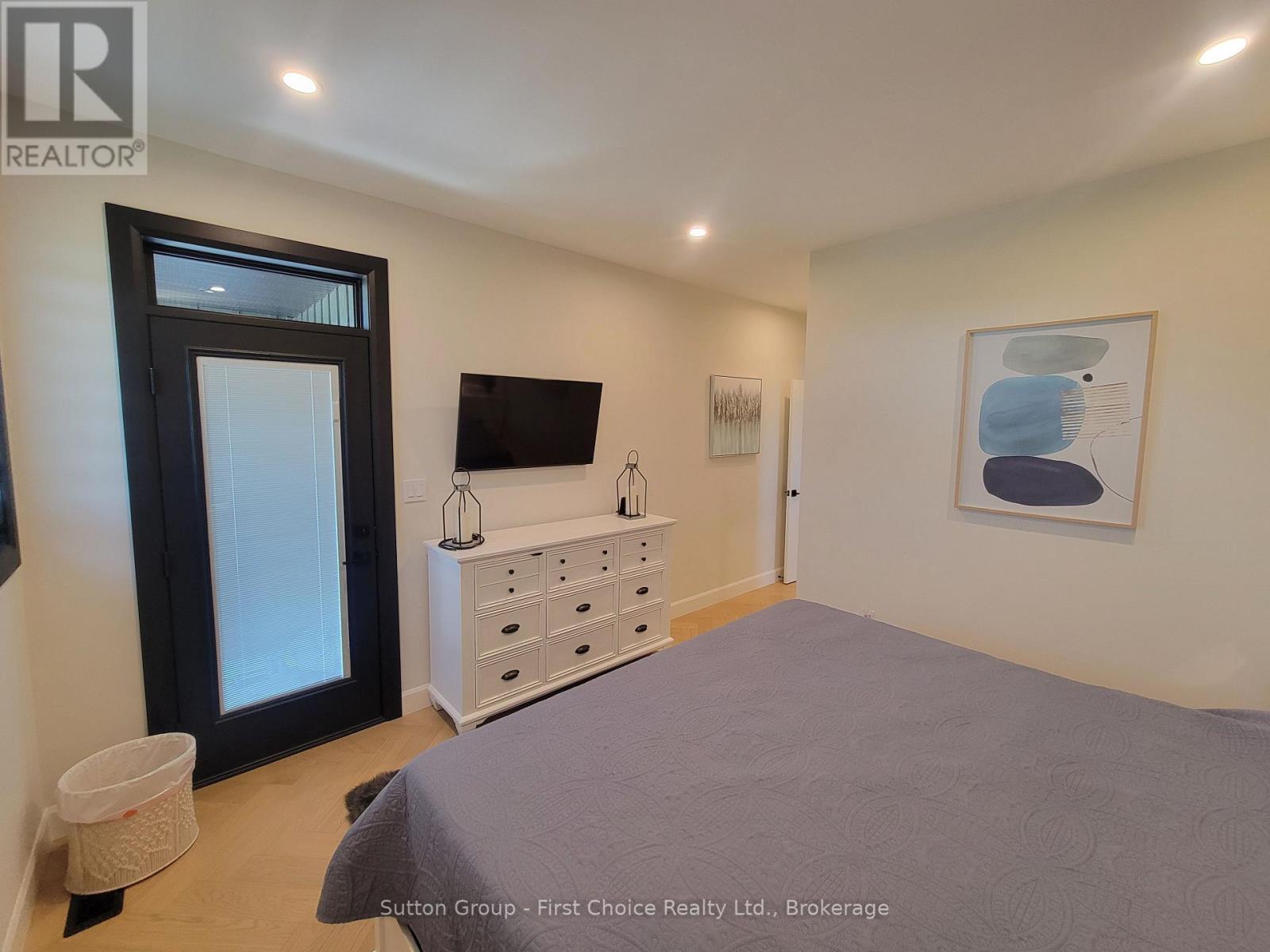 128 ROWE AVENUE - 20