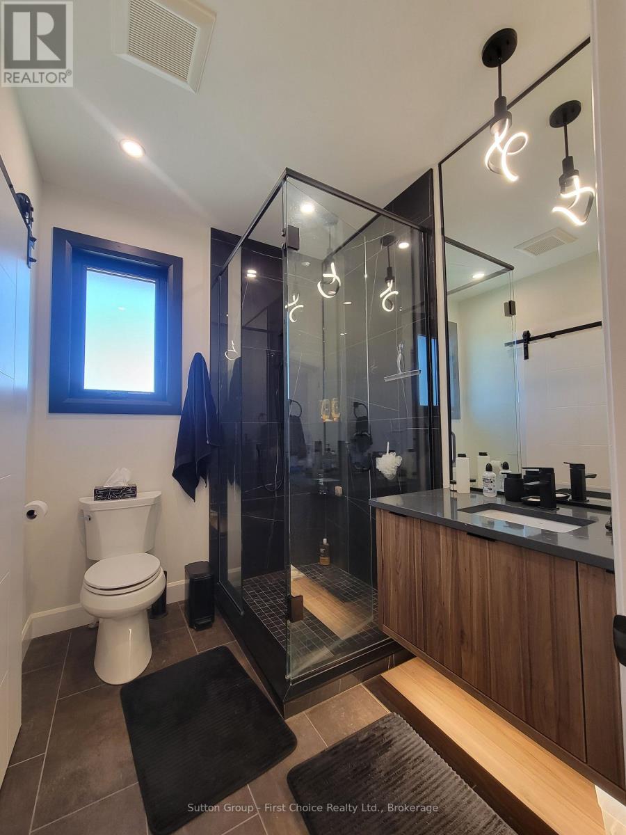 128 ROWE AVENUE - 21