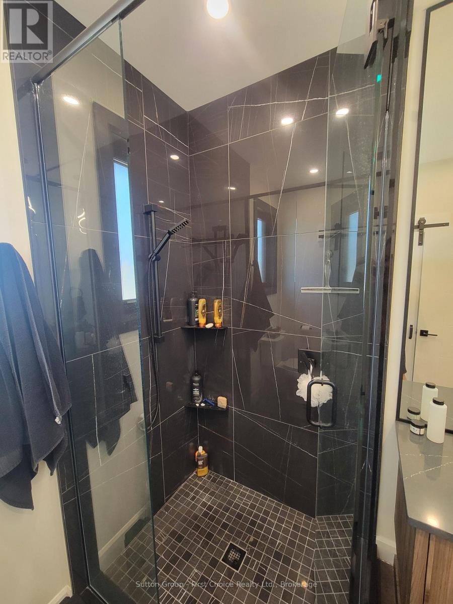 128 ROWE AVENUE - 22