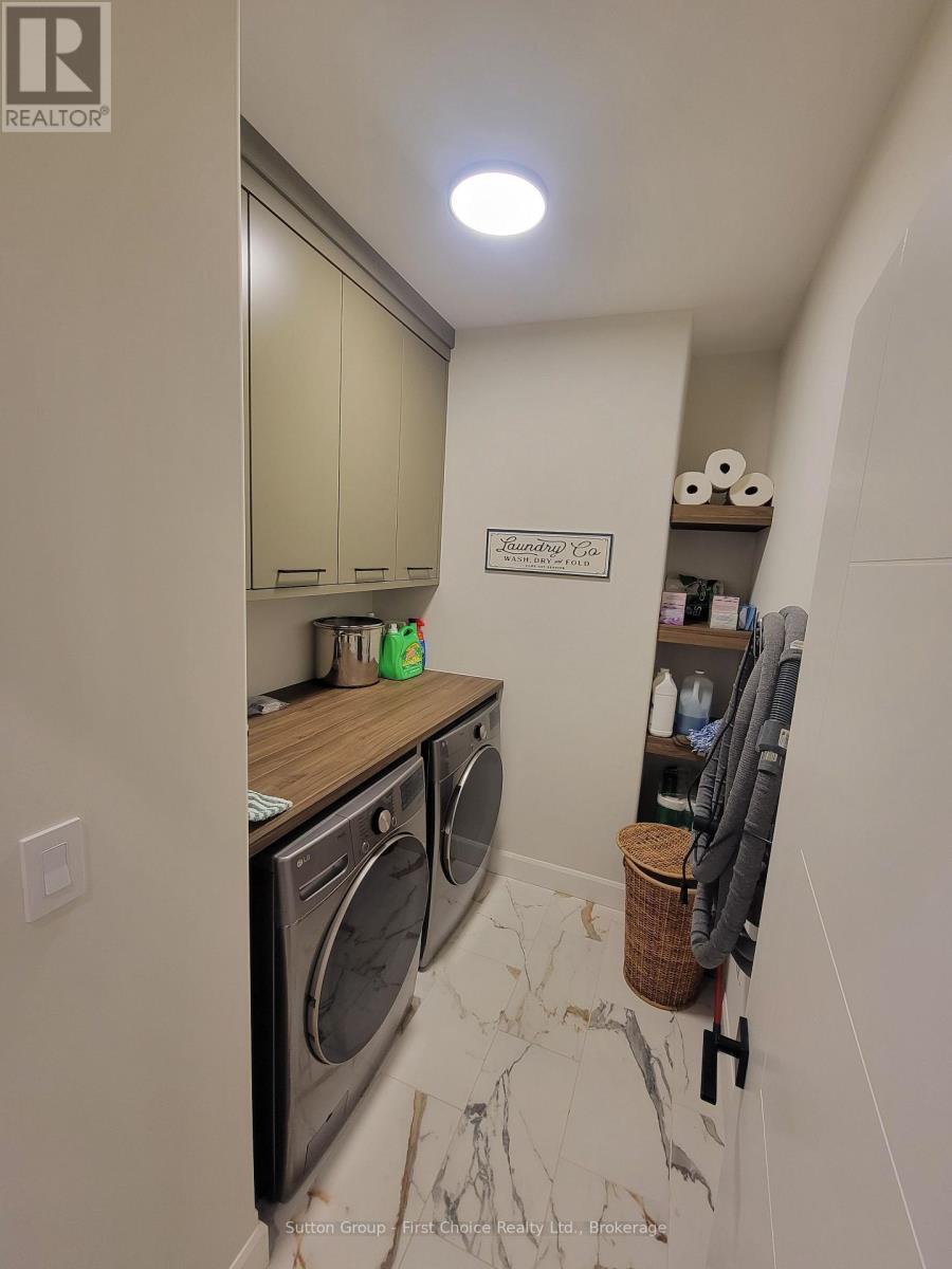 128 ROWE AVENUE - 23