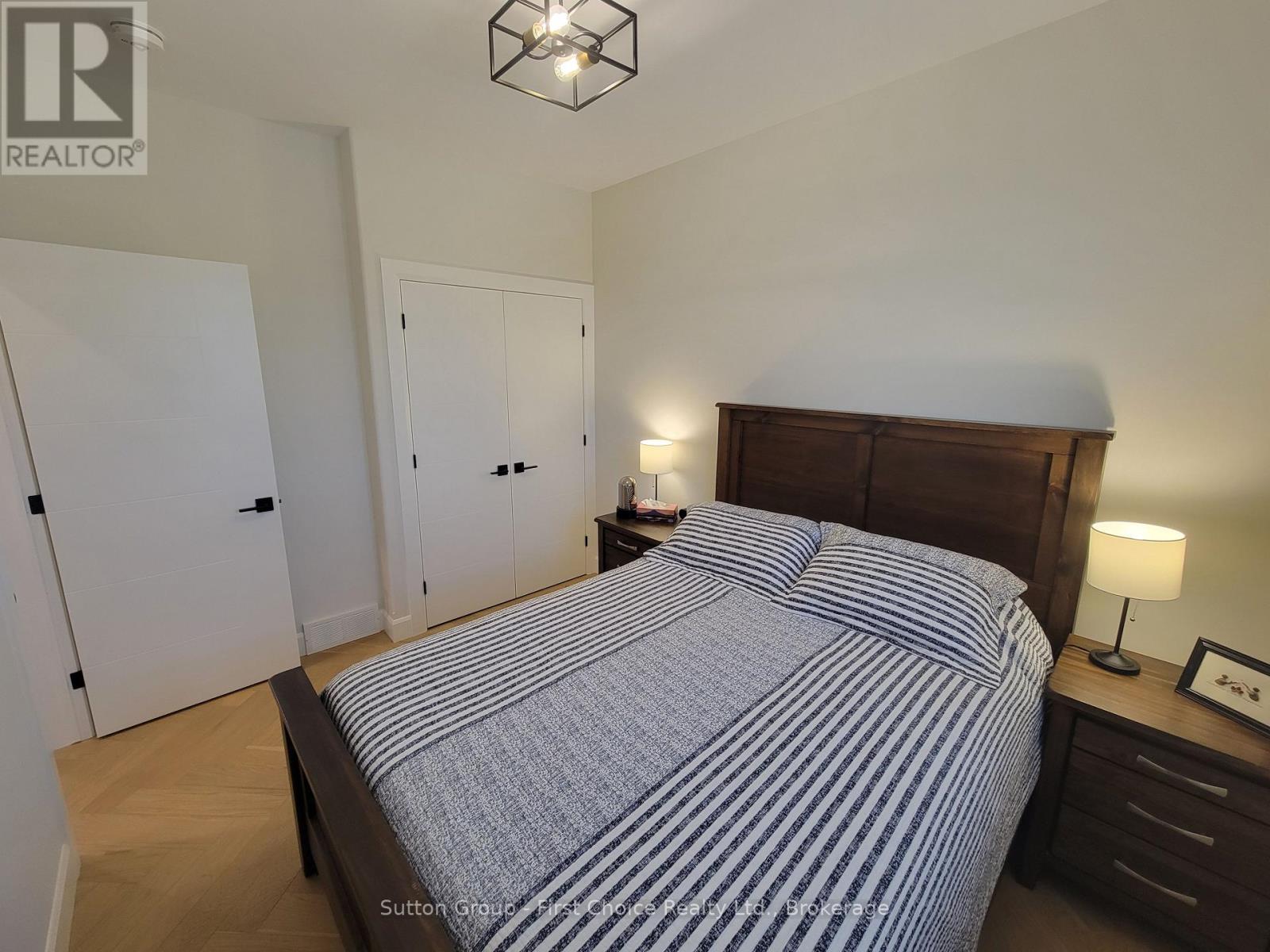 128 ROWE AVENUE - 25