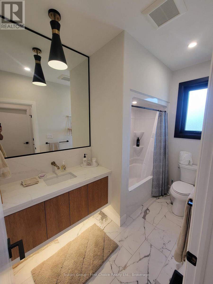128 ROWE AVENUE - 26