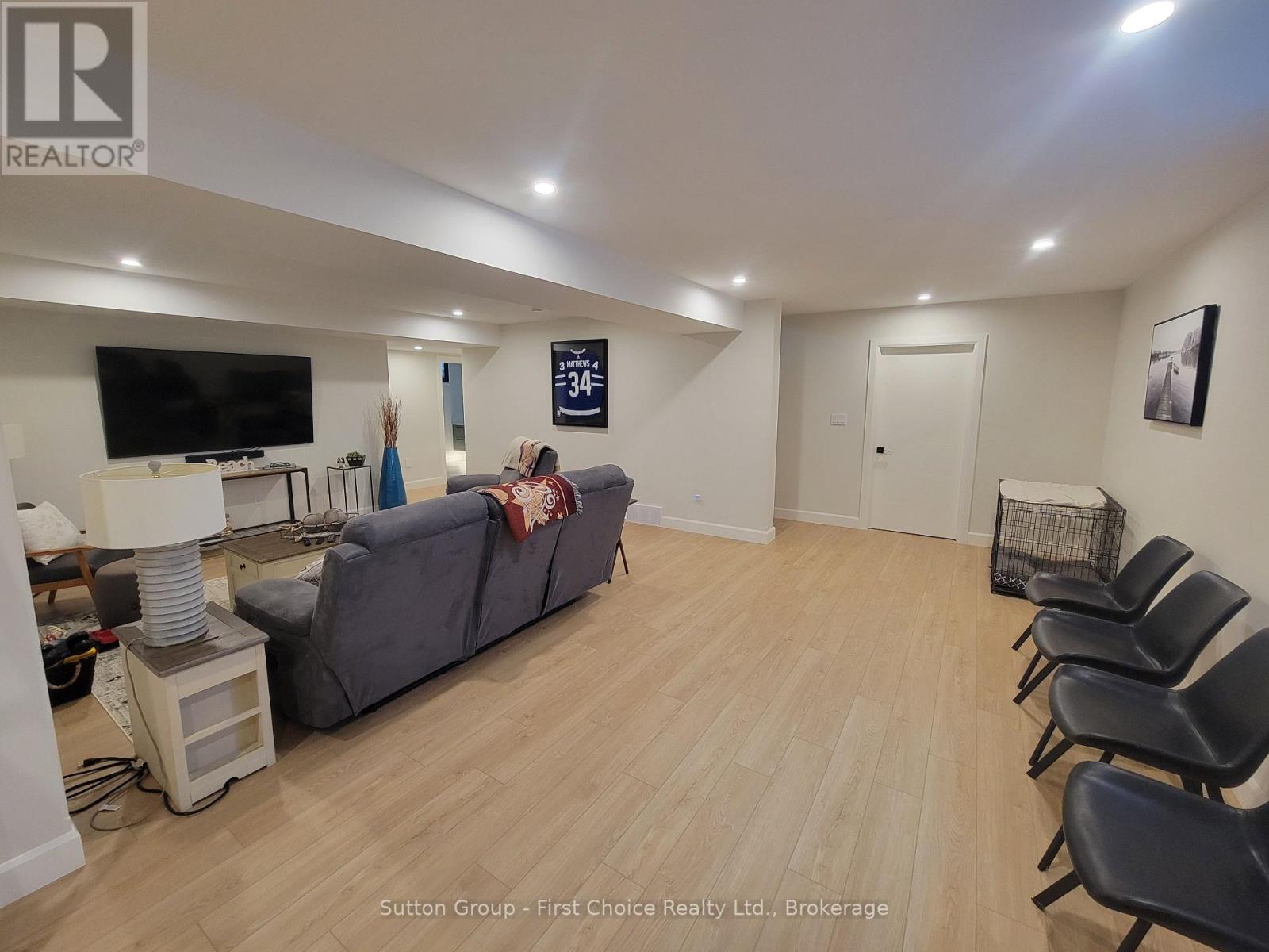 128 ROWE AVENUE - 28