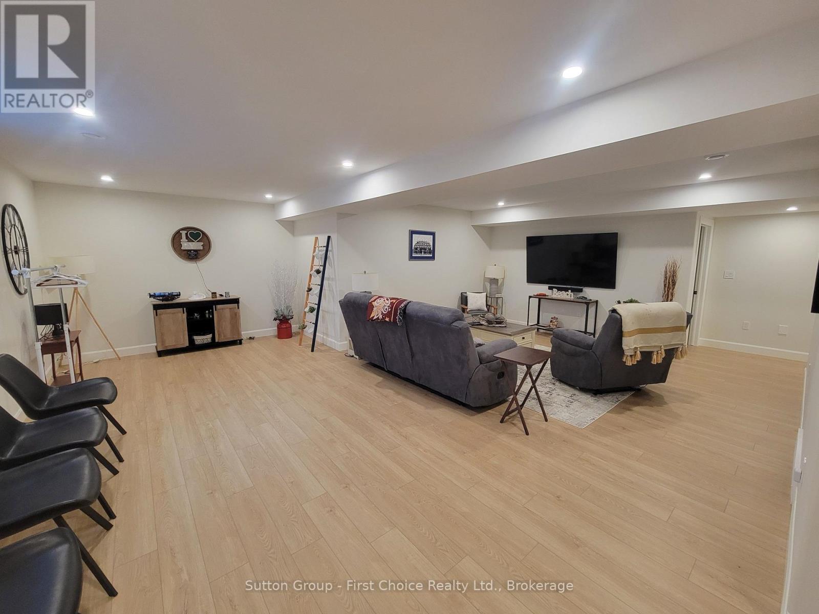 128 ROWE AVENUE - 29