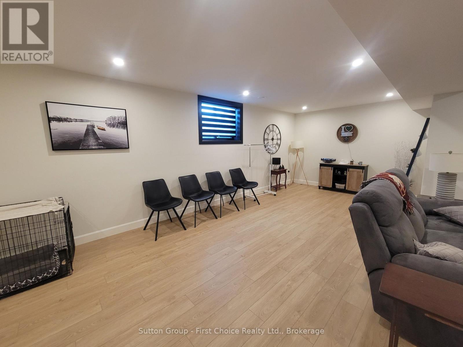 128 ROWE AVENUE - 30