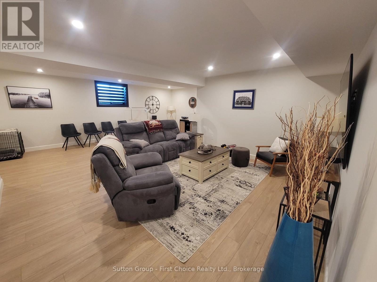 128 ROWE AVENUE - 31
