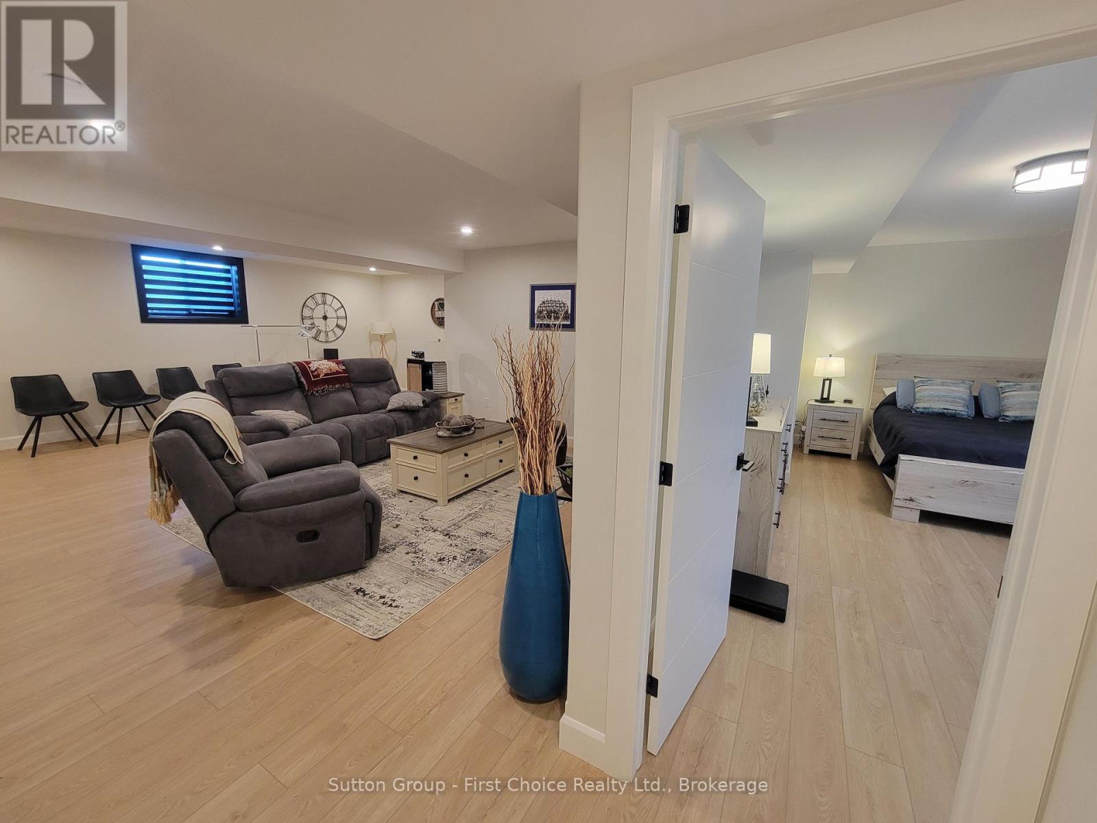 128 ROWE AVENUE - 32