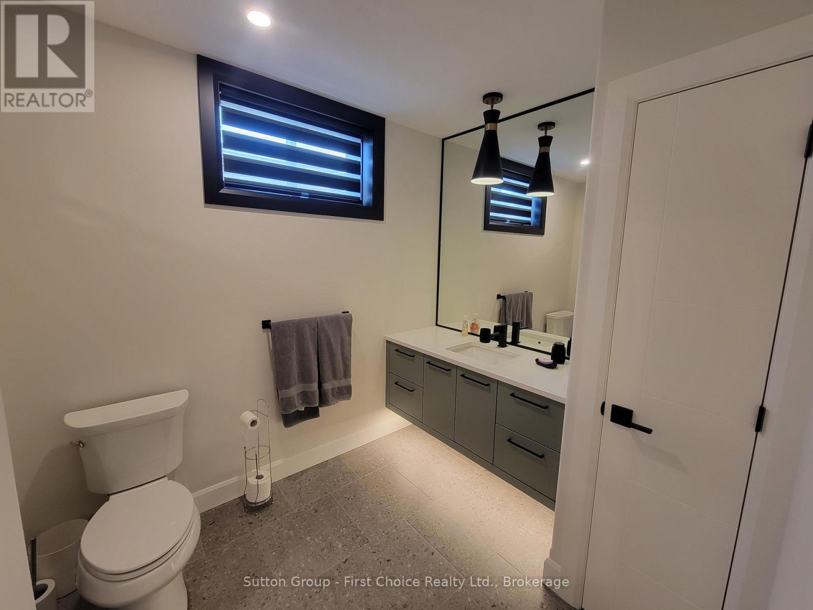 128 ROWE AVENUE - 35
