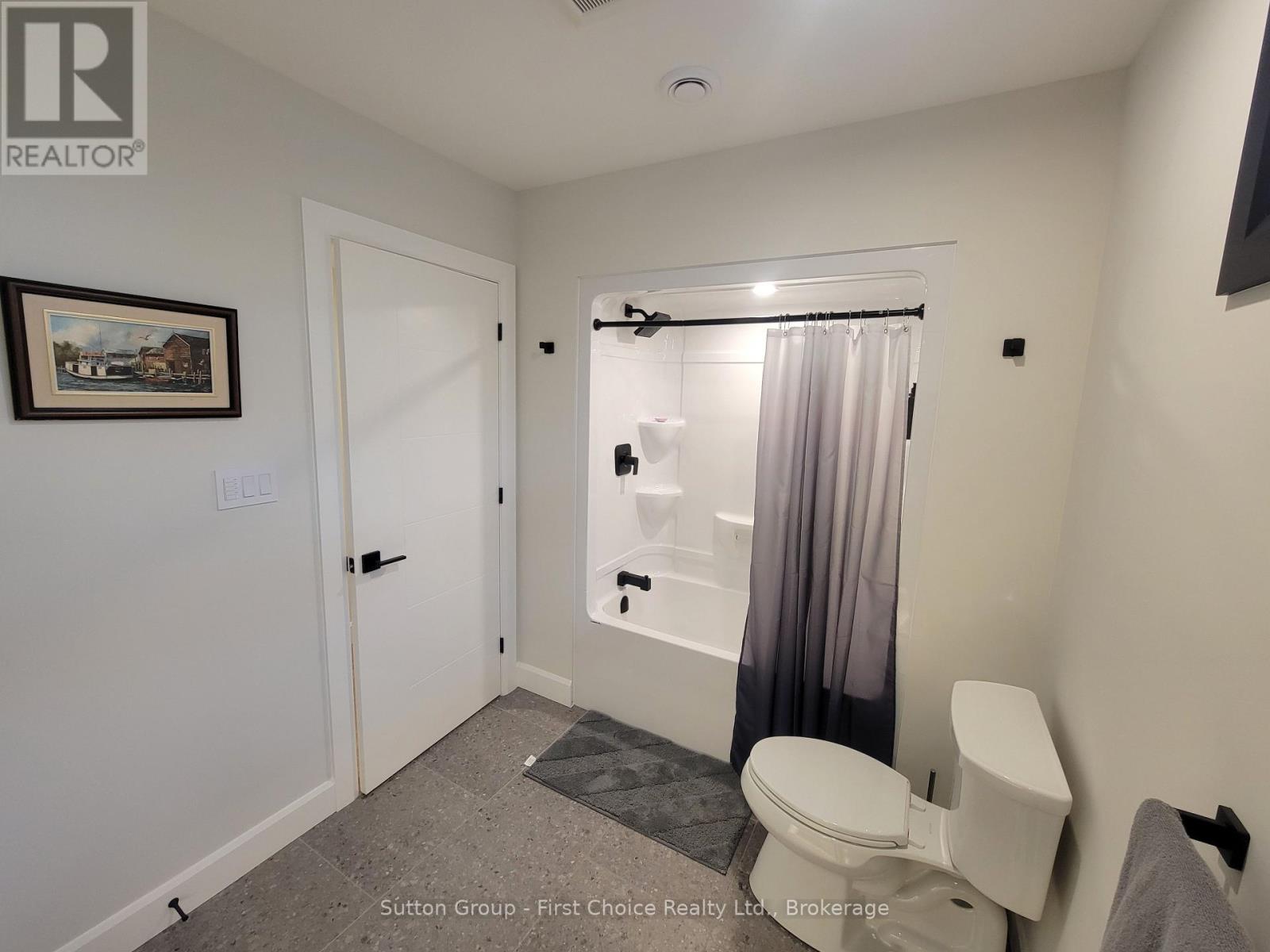 128 ROWE AVENUE - 36