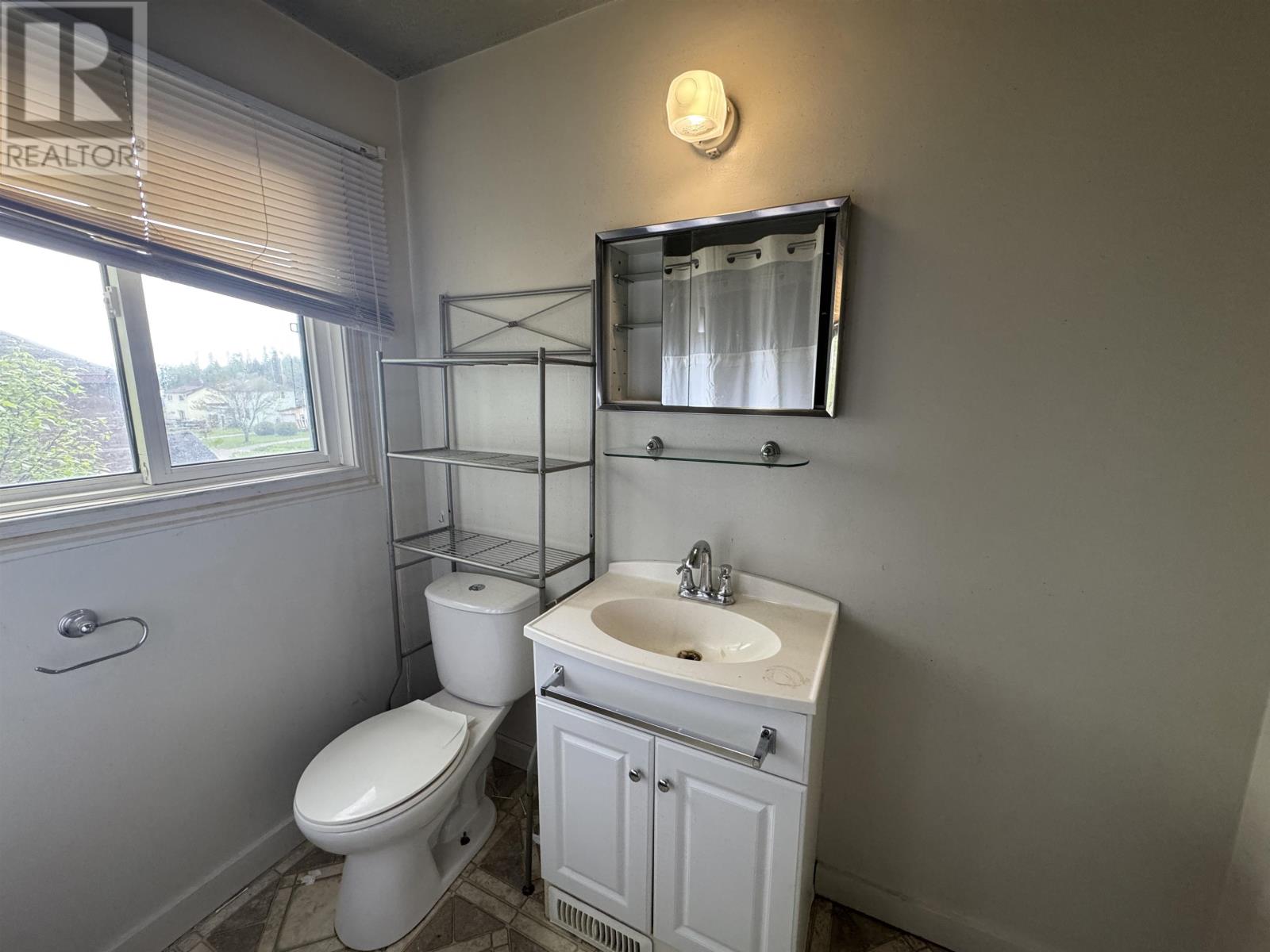 25 Ross AVE - 10