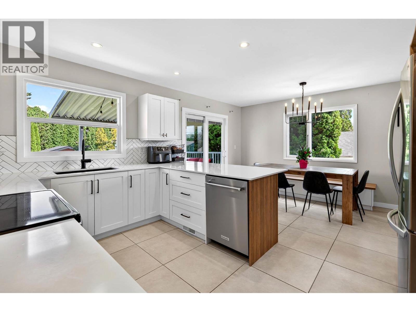 2572 FLEETWOOD Avenue - 16