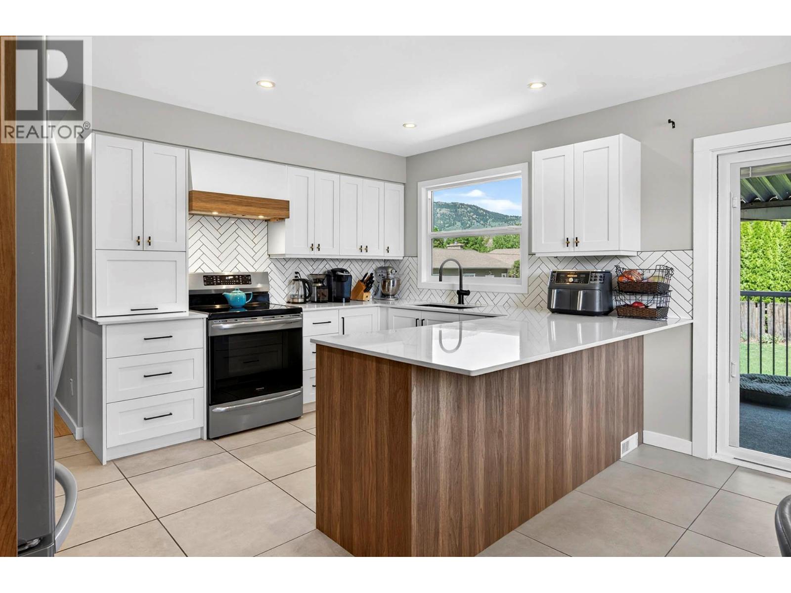 2572 FLEETWOOD Avenue - 13
