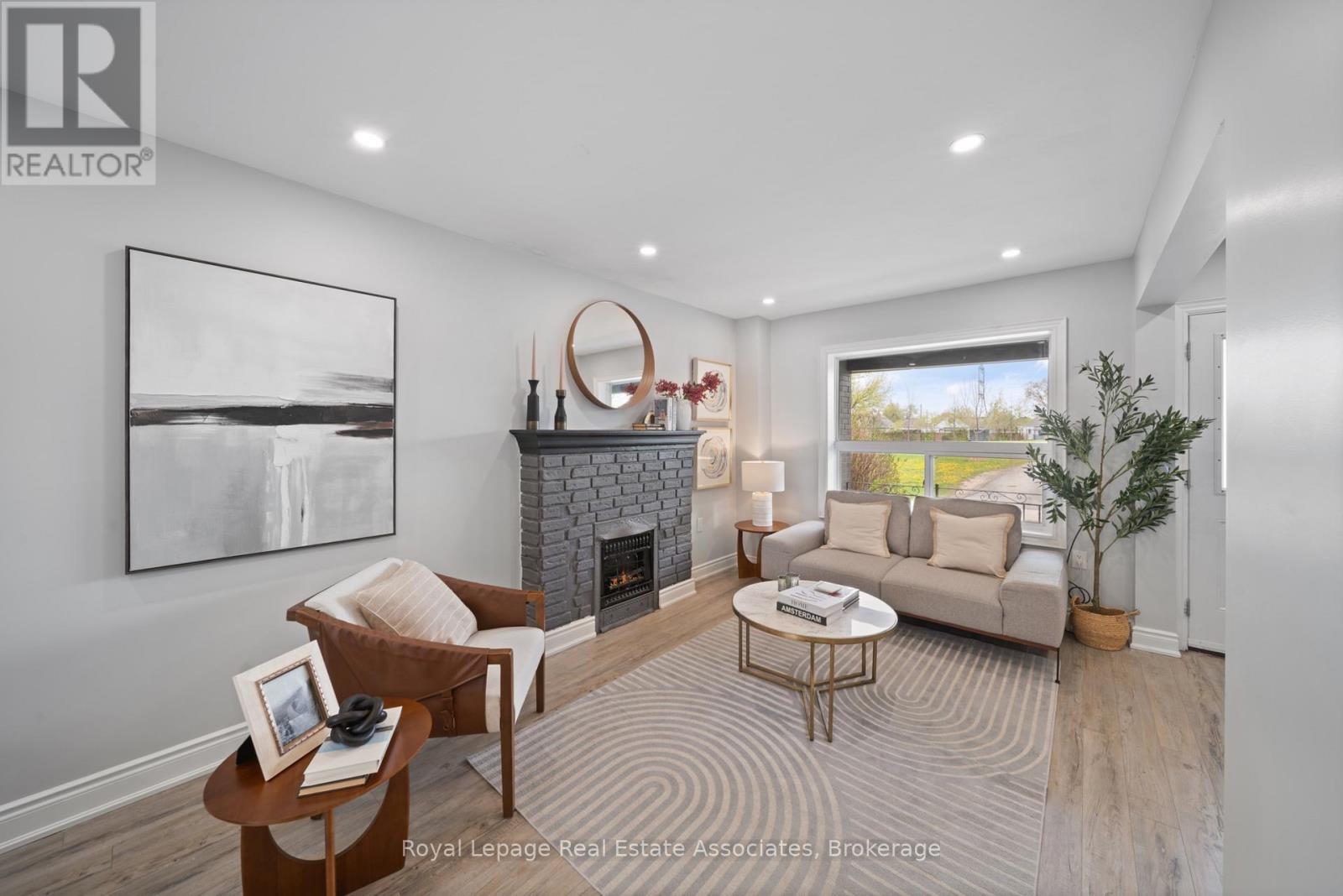 305 WEIR STREET N - 1