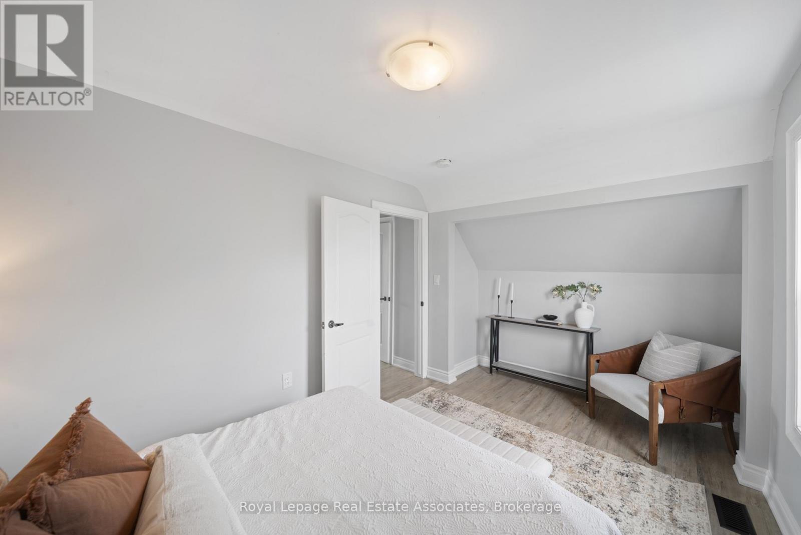 305 WEIR STREET N - 12