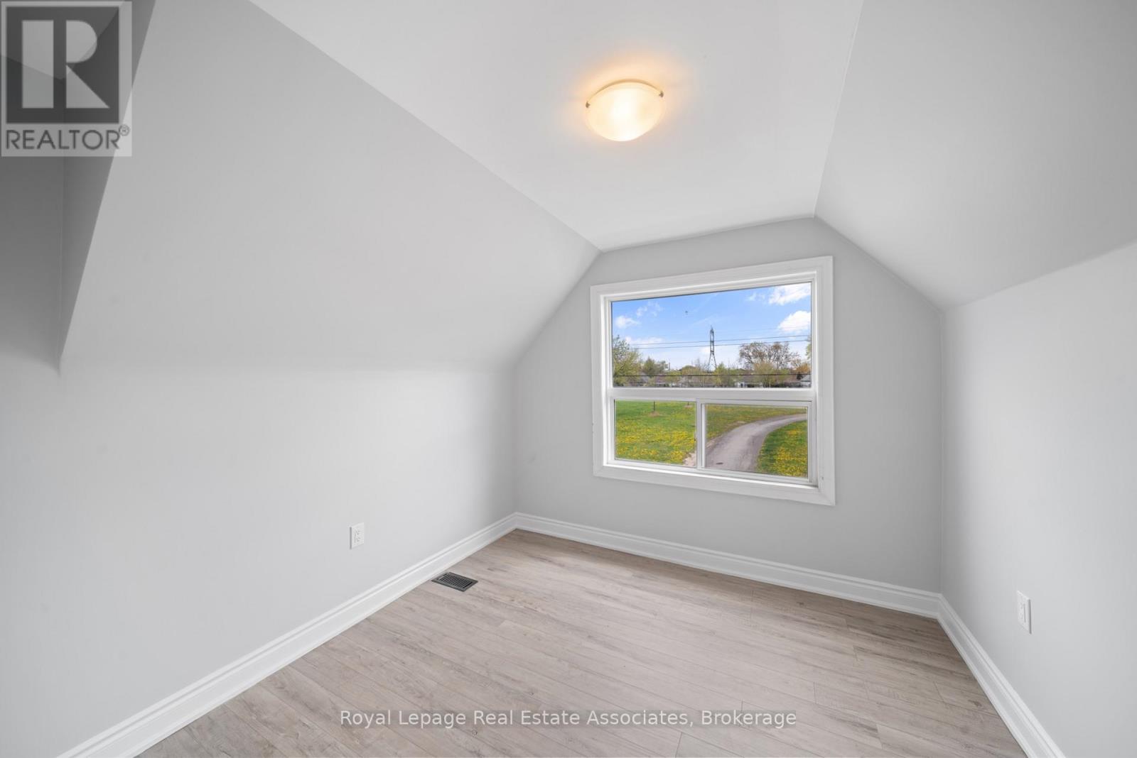 305 WEIR STREET N - 15