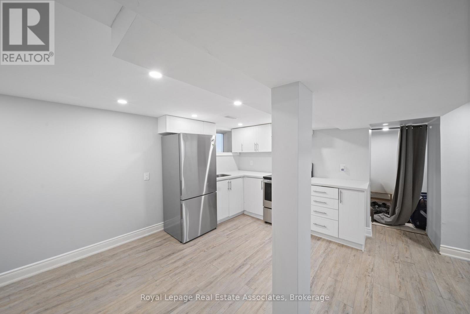305 WEIR STREET N - 18