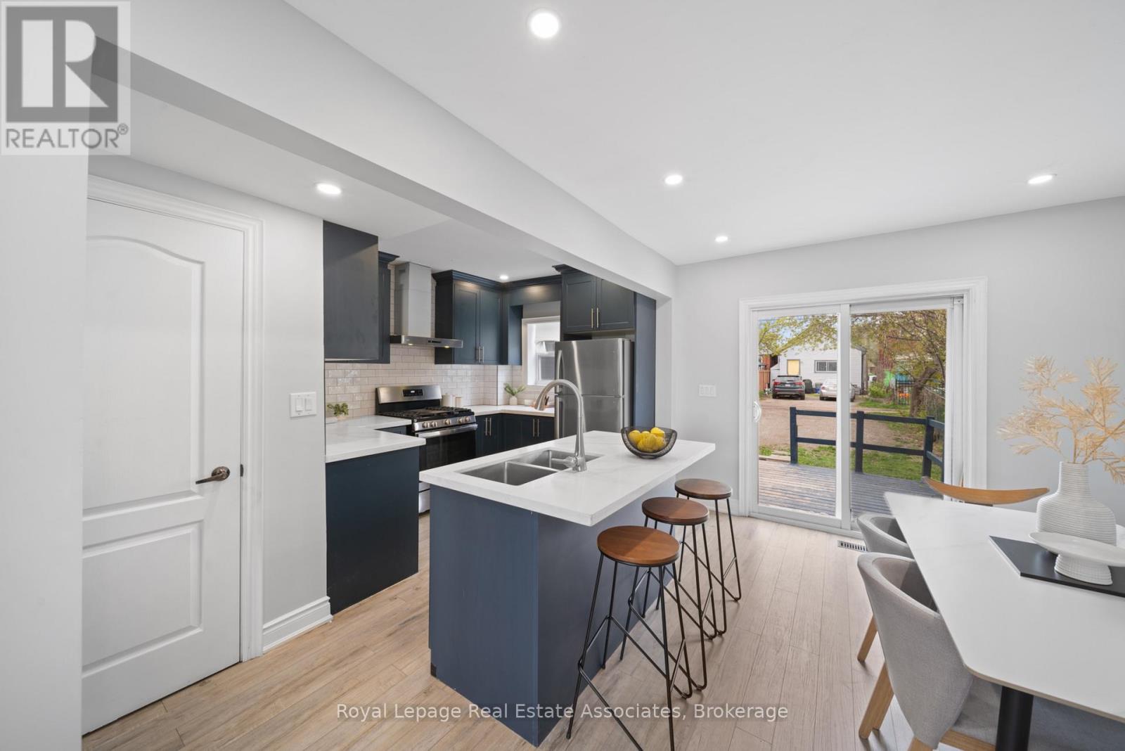 305 WEIR STREET N - 4
