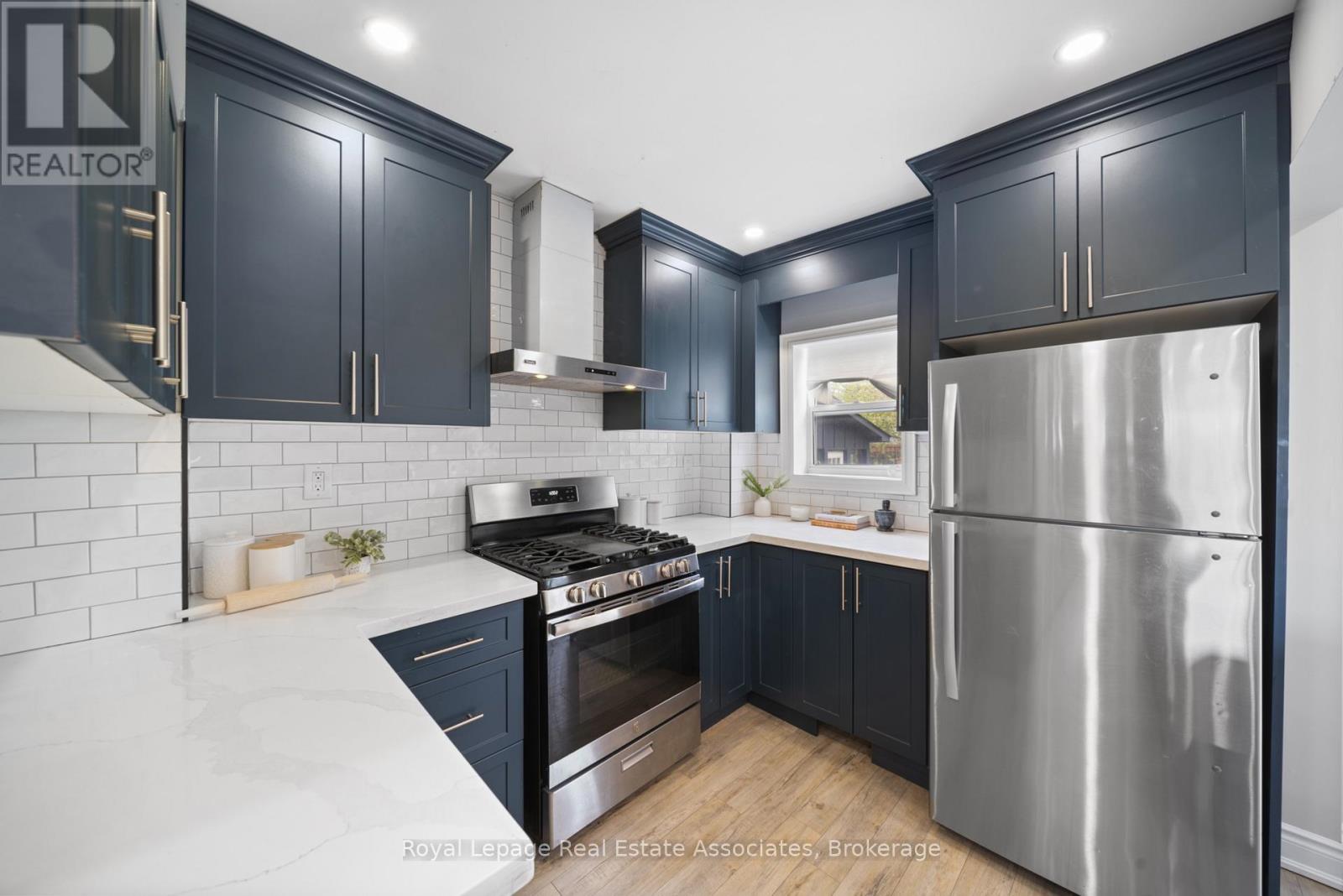 305 WEIR STREET N - 5