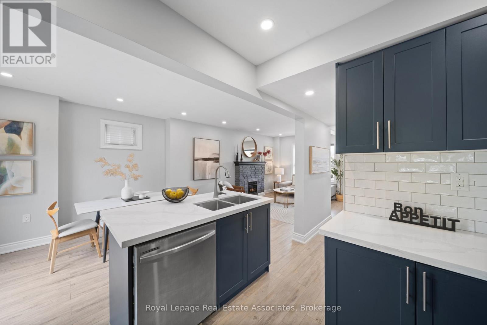 305 WEIR STREET N - 8