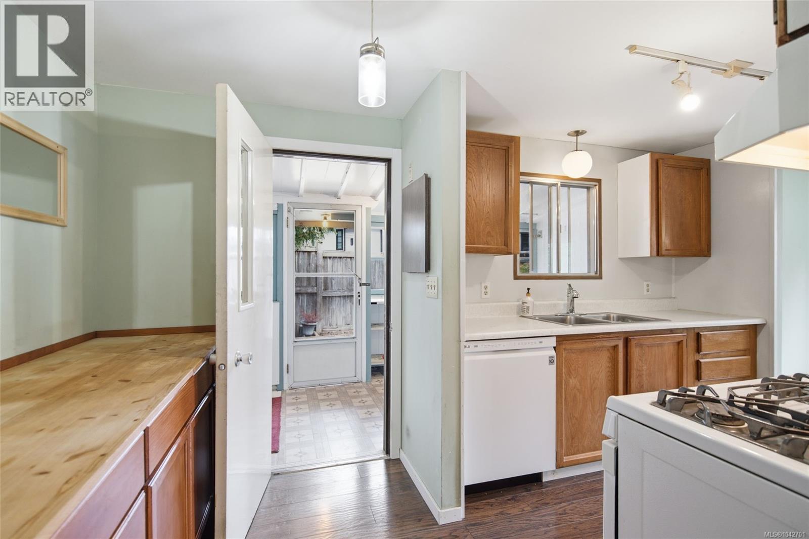 #25 1247 Arbutus Rd - 16