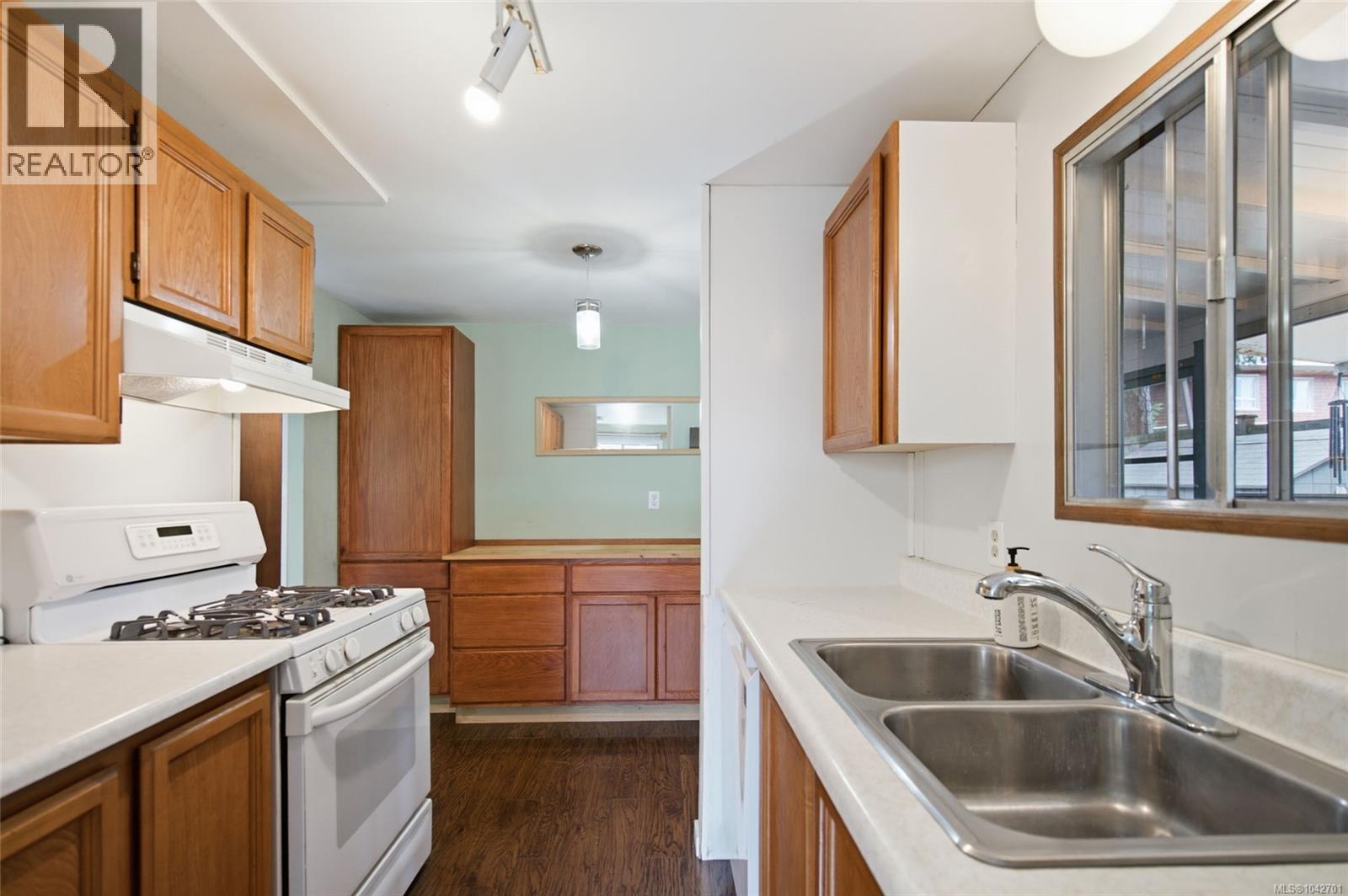 #25 1247 Arbutus Rd - 17