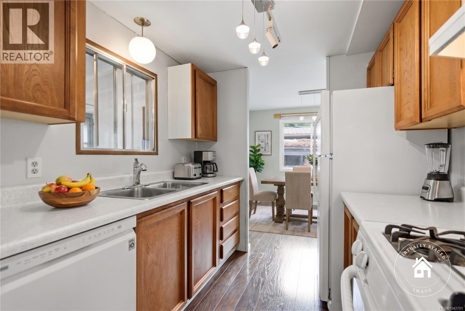 #25 1247 Arbutus Rd - 4