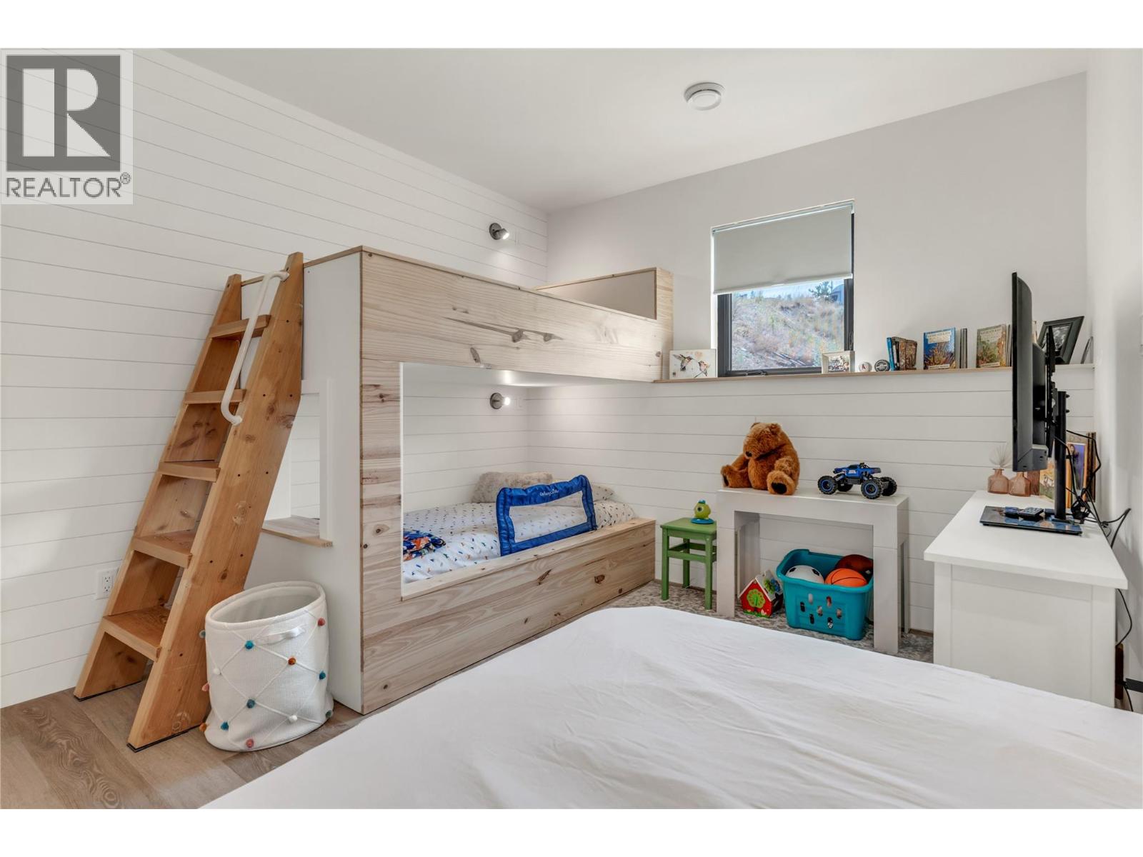 2775 HAWTHORN Drive - 32