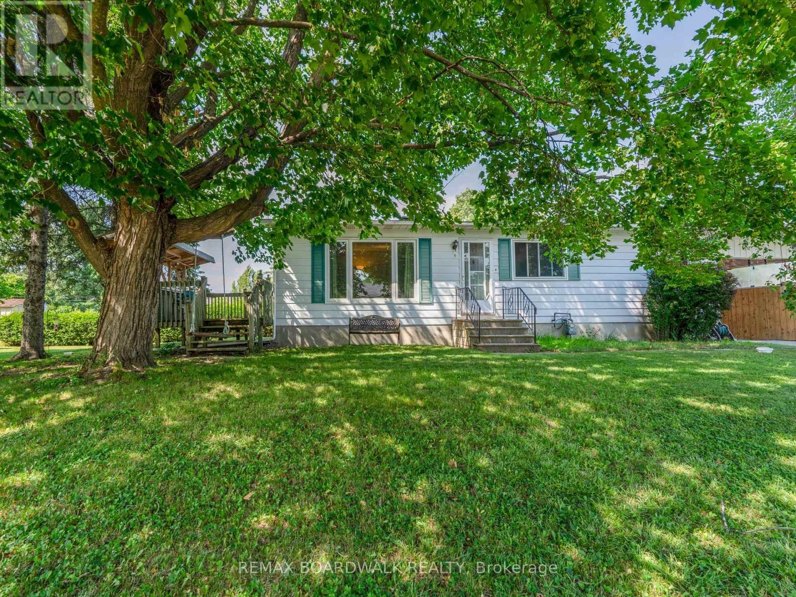 5 LAURENTIAN PLACE - 1