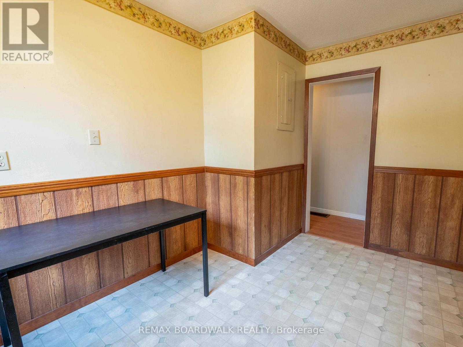 5 LAURENTIAN PLACE - 11