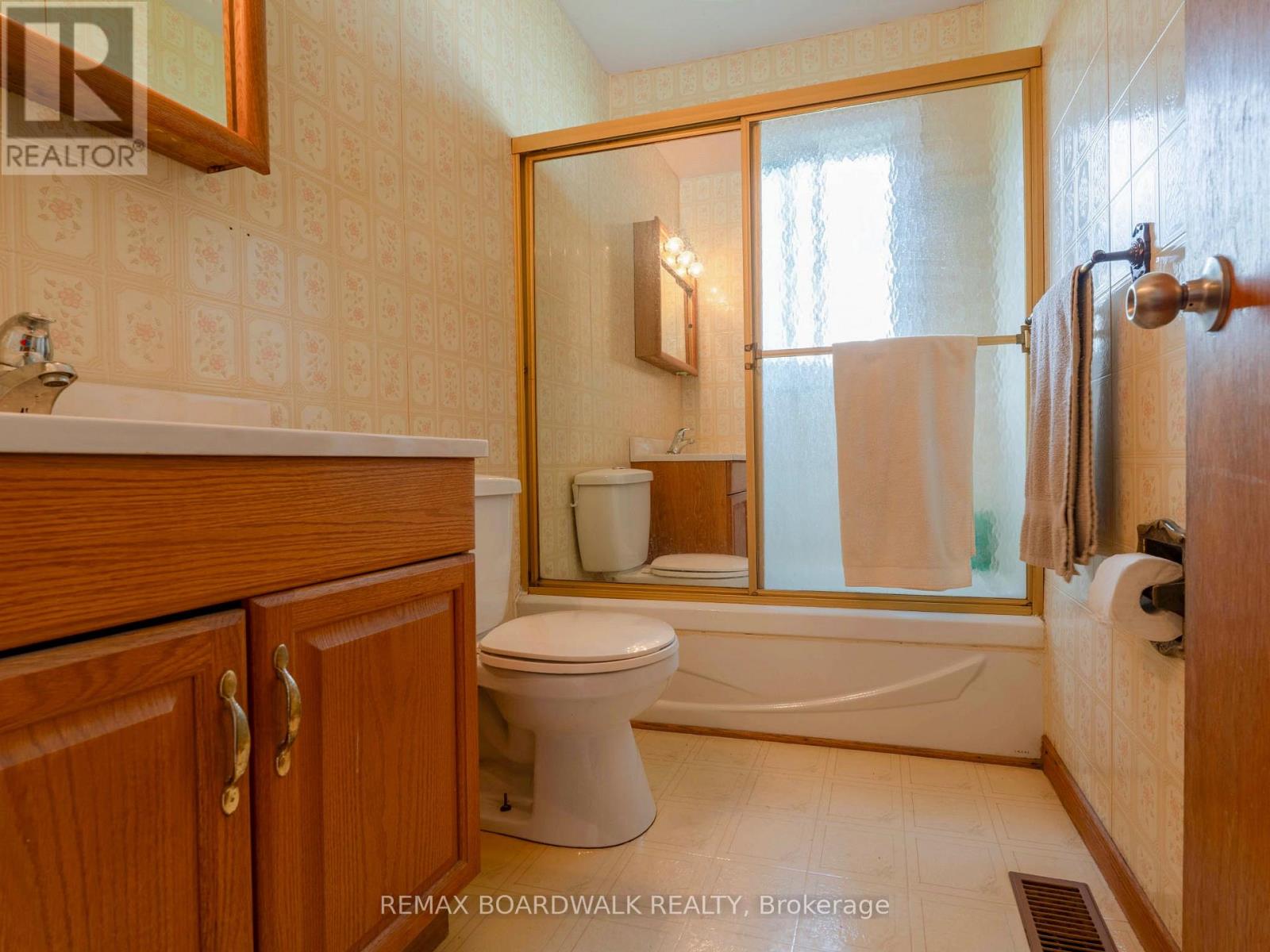 5 LAURENTIAN PLACE - 14