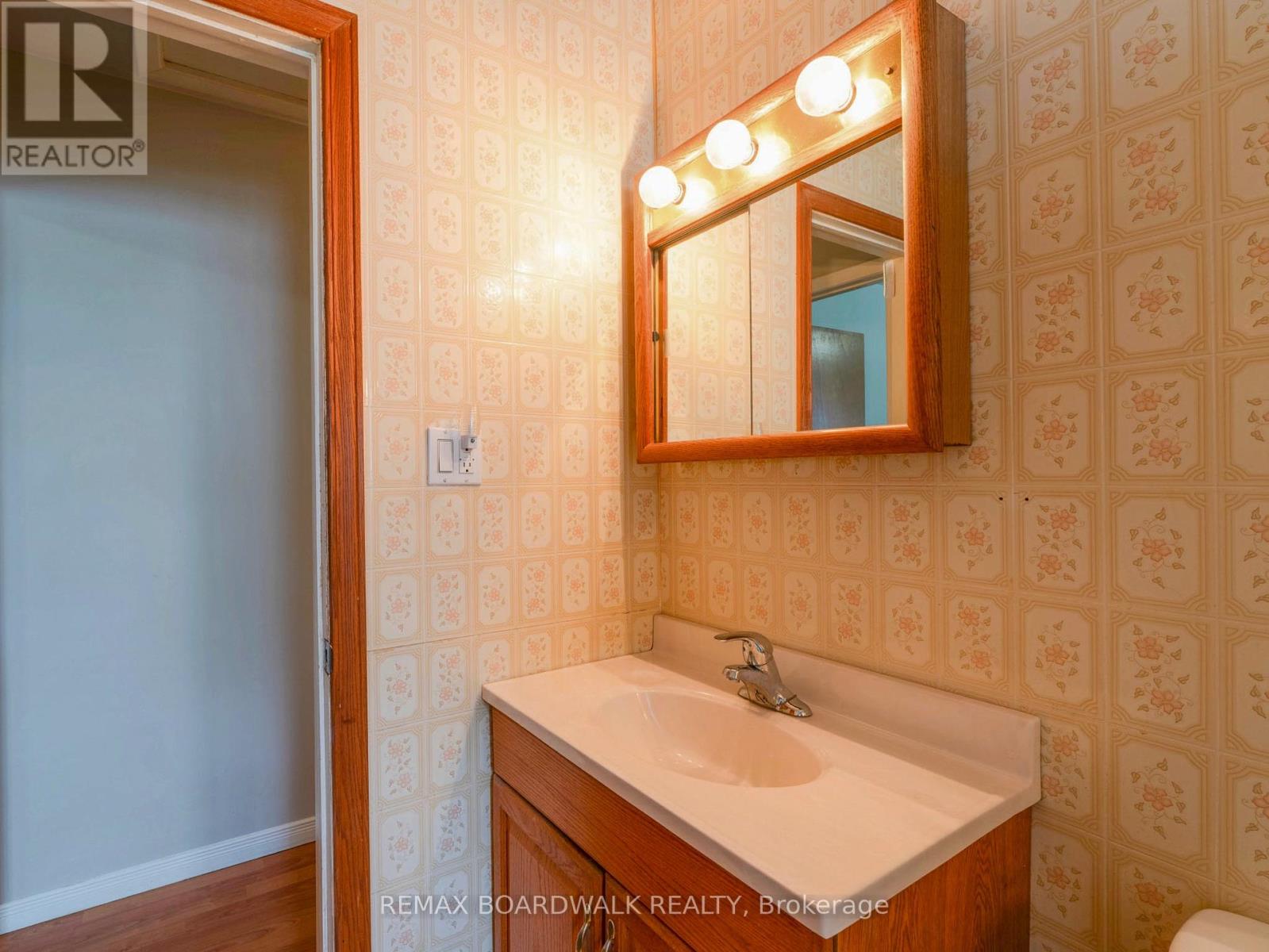 5 LAURENTIAN PLACE - 15