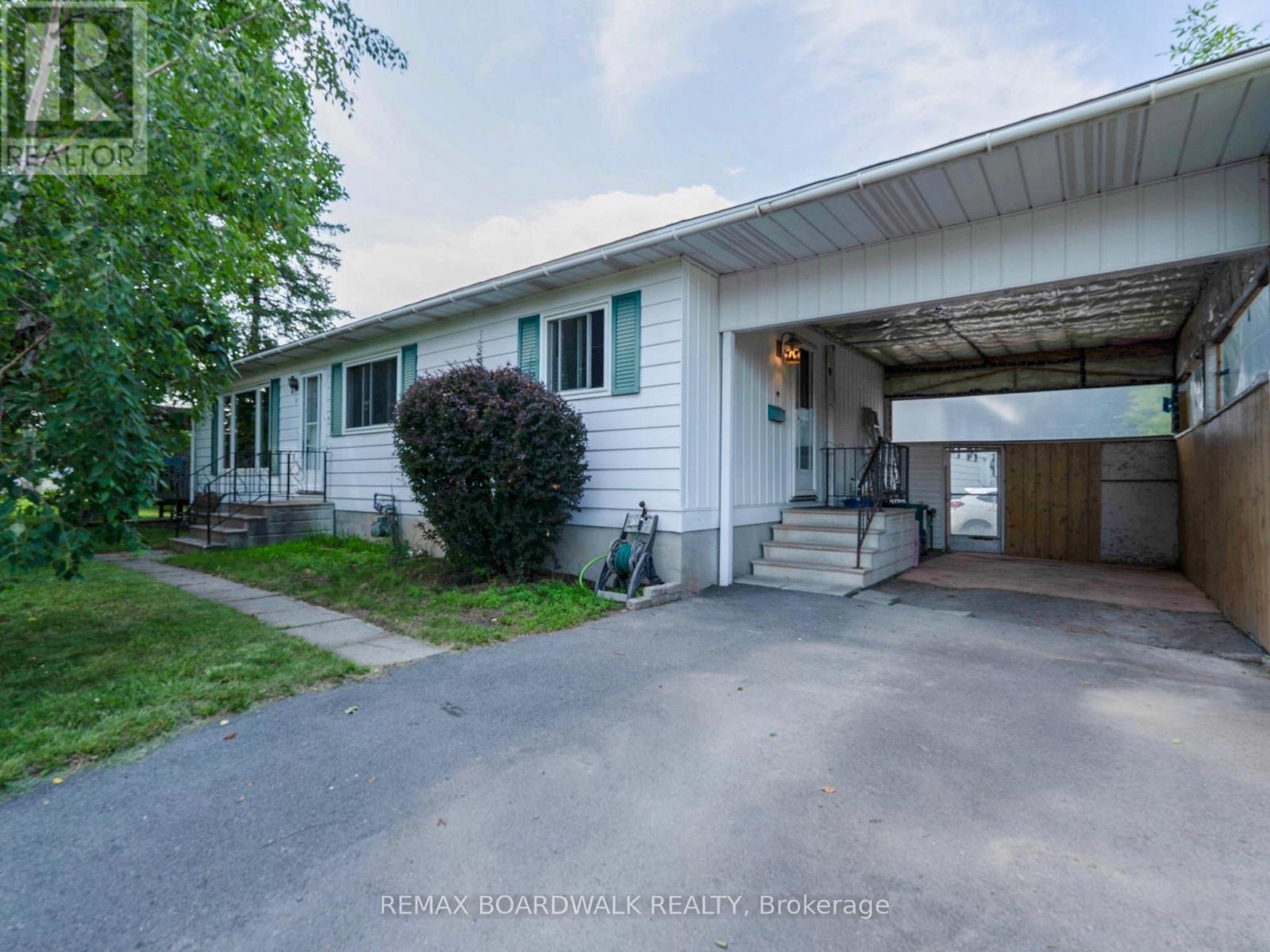 5 LAURENTIAN PLACE - 2