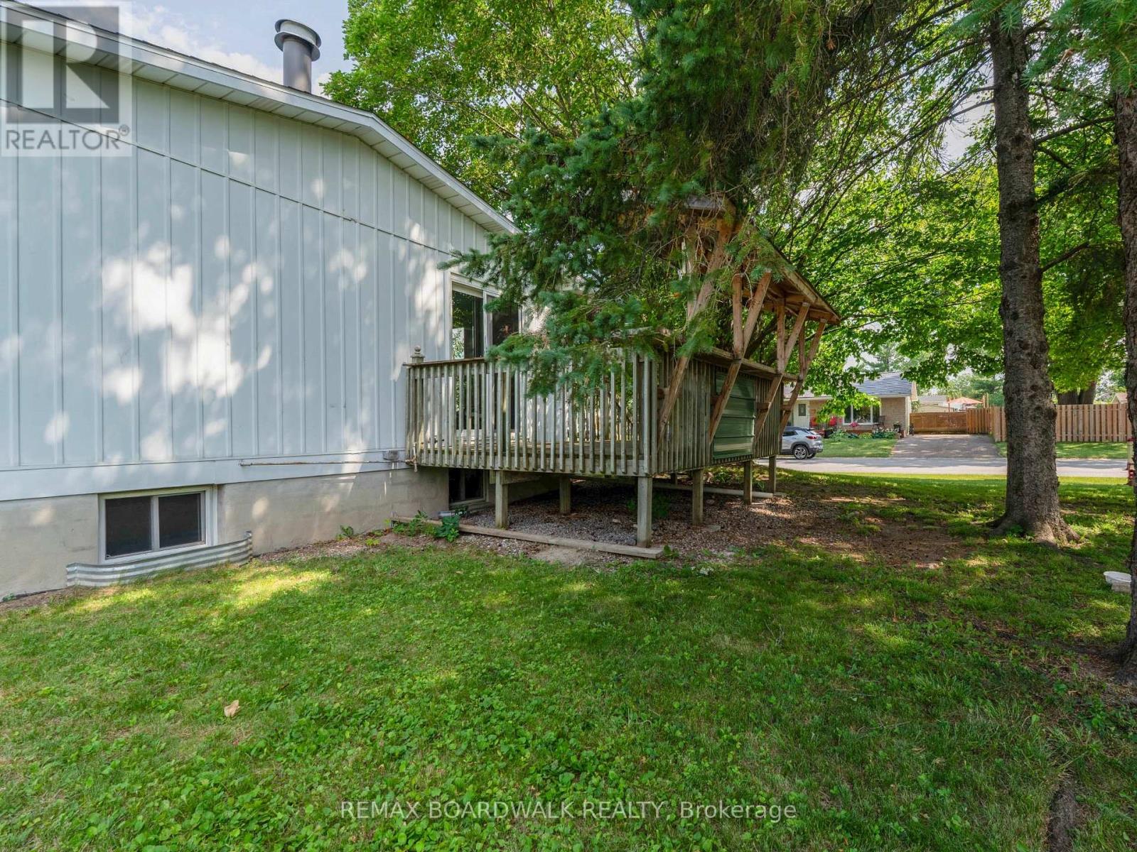 5 LAURENTIAN PLACE - 24
