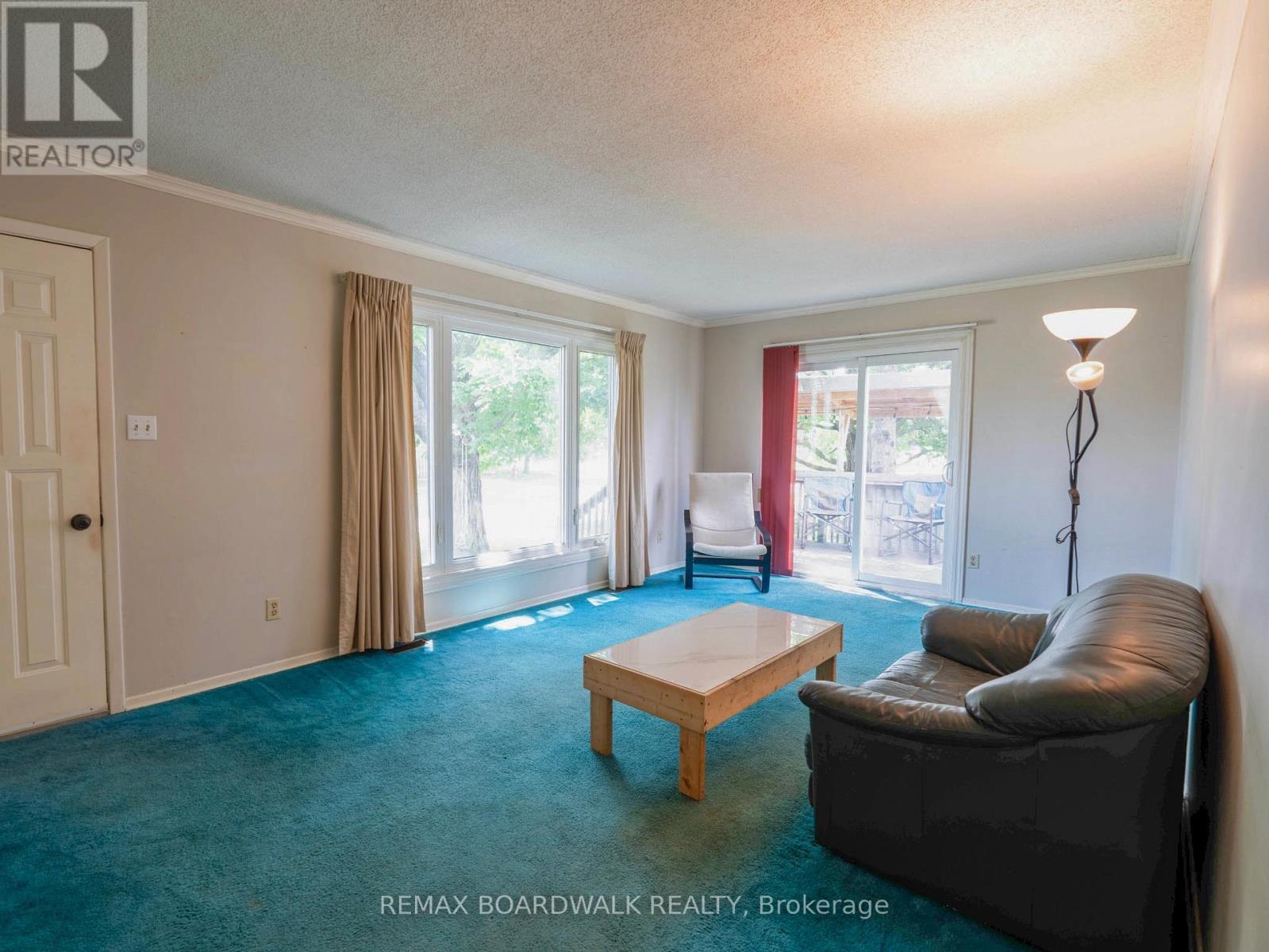 5 LAURENTIAN PLACE - 3