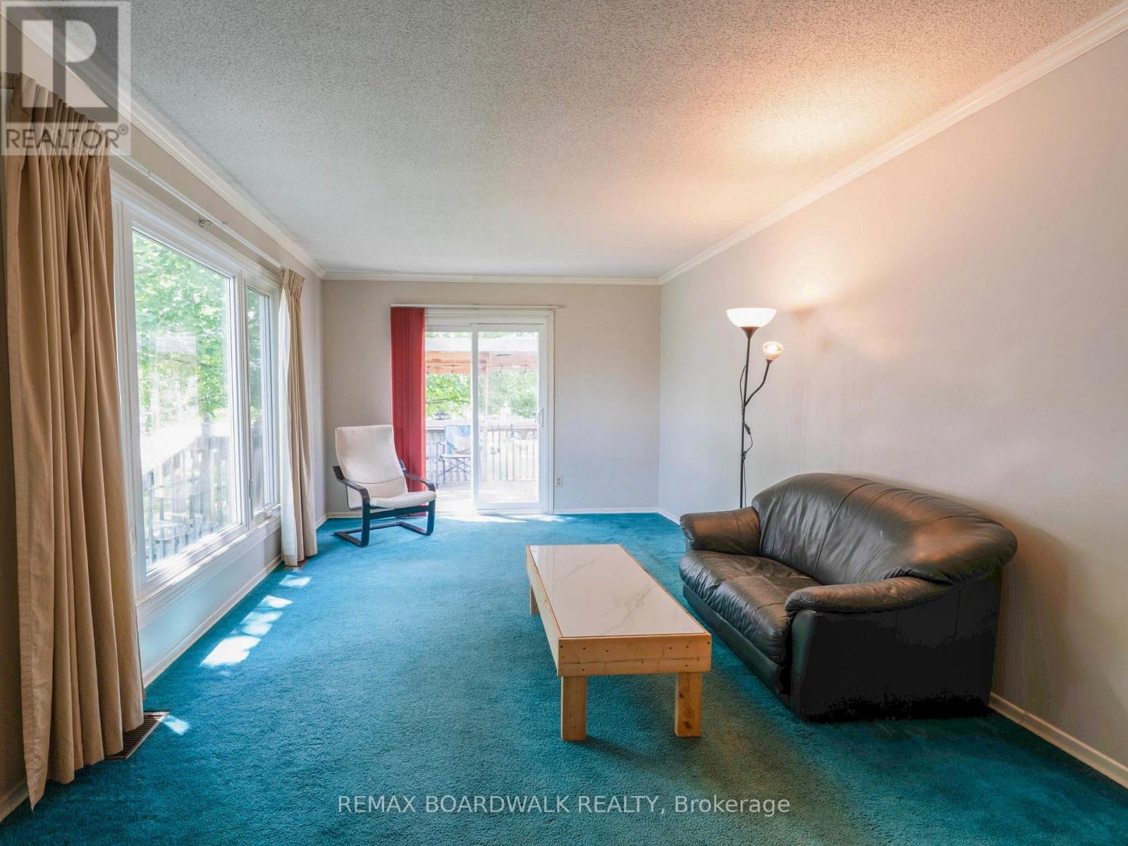 5 LAURENTIAN PLACE - 4
