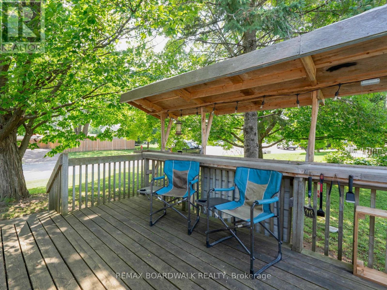 5 LAURENTIAN PLACE - 5
